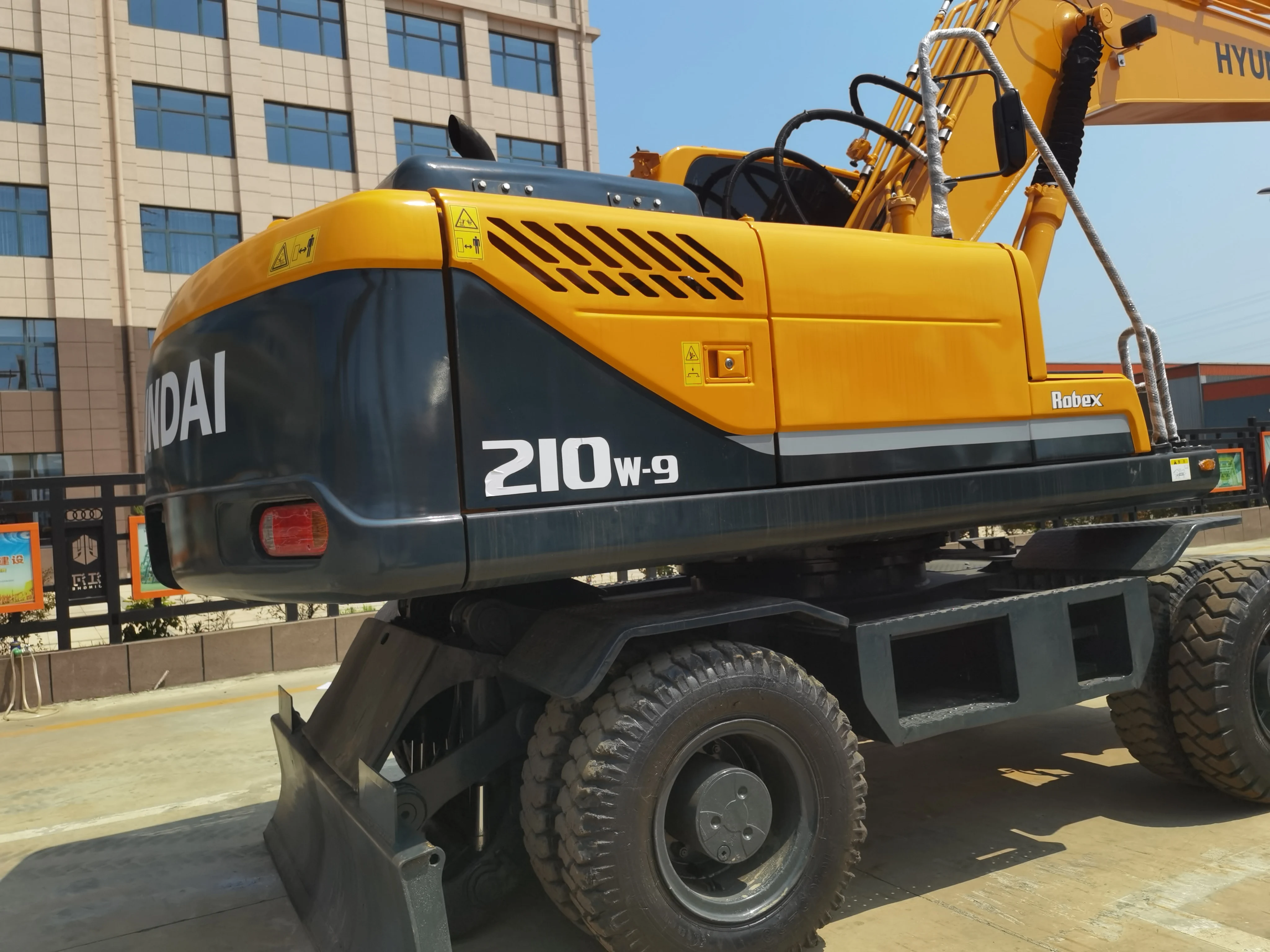 Good condition Used HYUNDAI R210W-9T Wheel Excavator 21ton 124kw Cummins Engine hyundai 210 wheel excavator