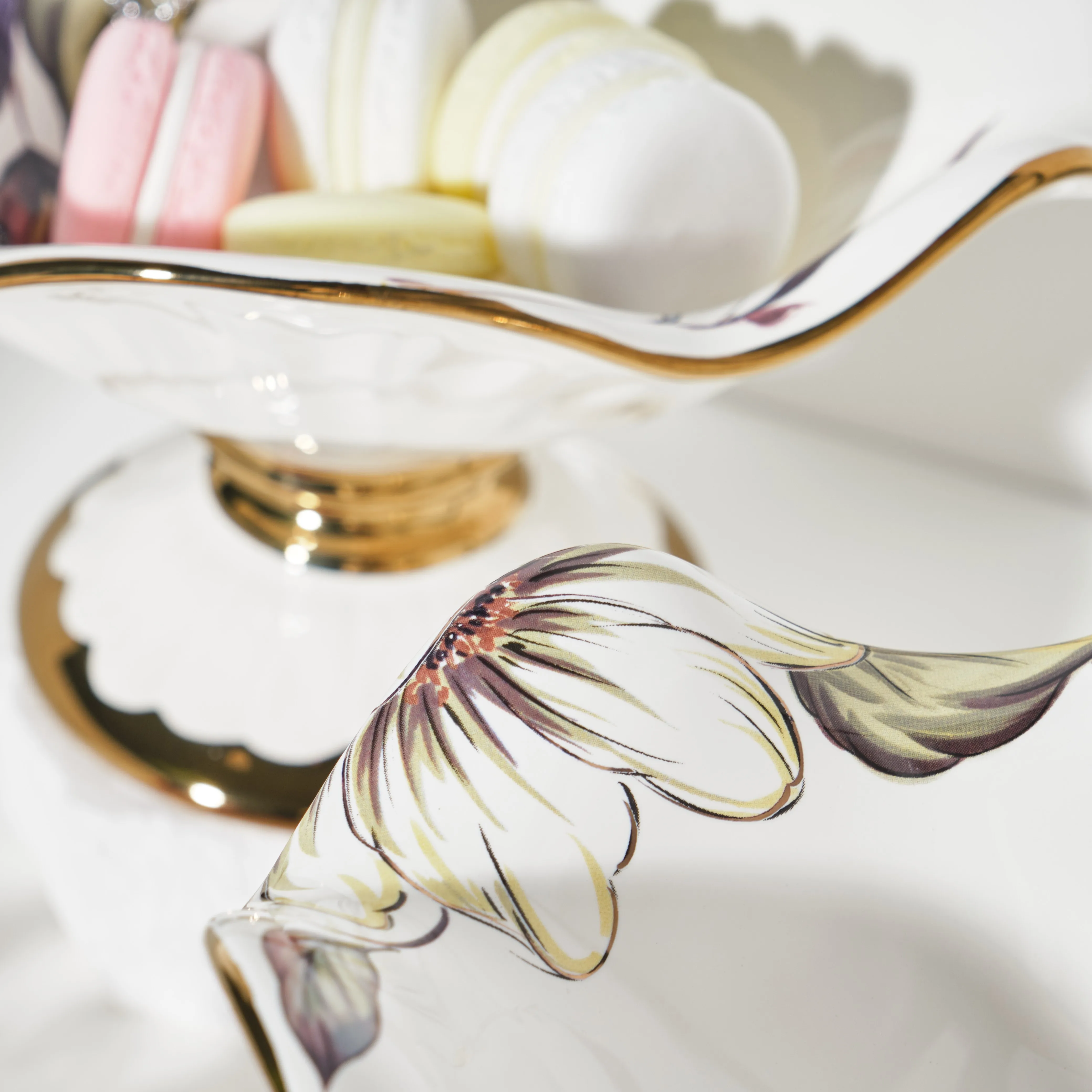 2023 New Design Wholesale Luxury Gold Rim Flower Shape Ceramic Stand Cake Fruit Plate Plate With Stand