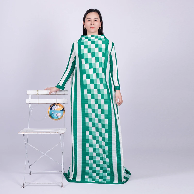 Tianbao Сложите одежду Новинка зимы Miyake полосатые в клетку с принтом круглым вырезом длинными рукавами свободая большого размера женское платье