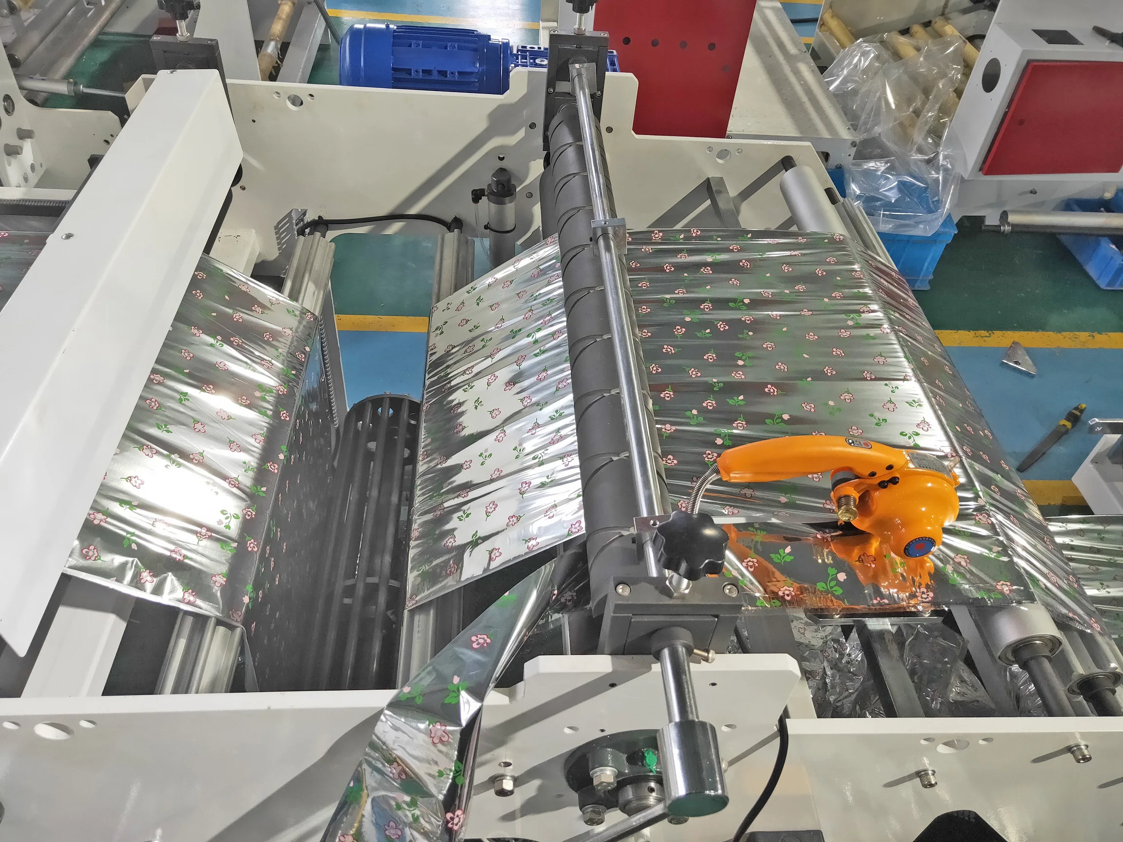 Automatic isothermal bag making machine with rigid handle heat preservation