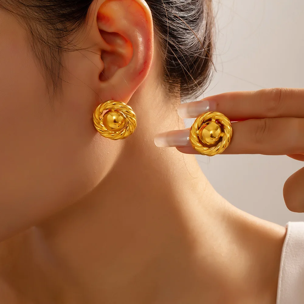 New Titanium Steel 18k Gold Plated Tarnish Free Classy Gold Twisted Geometric Hollow Round Stud Earrings Jewelry For Women
