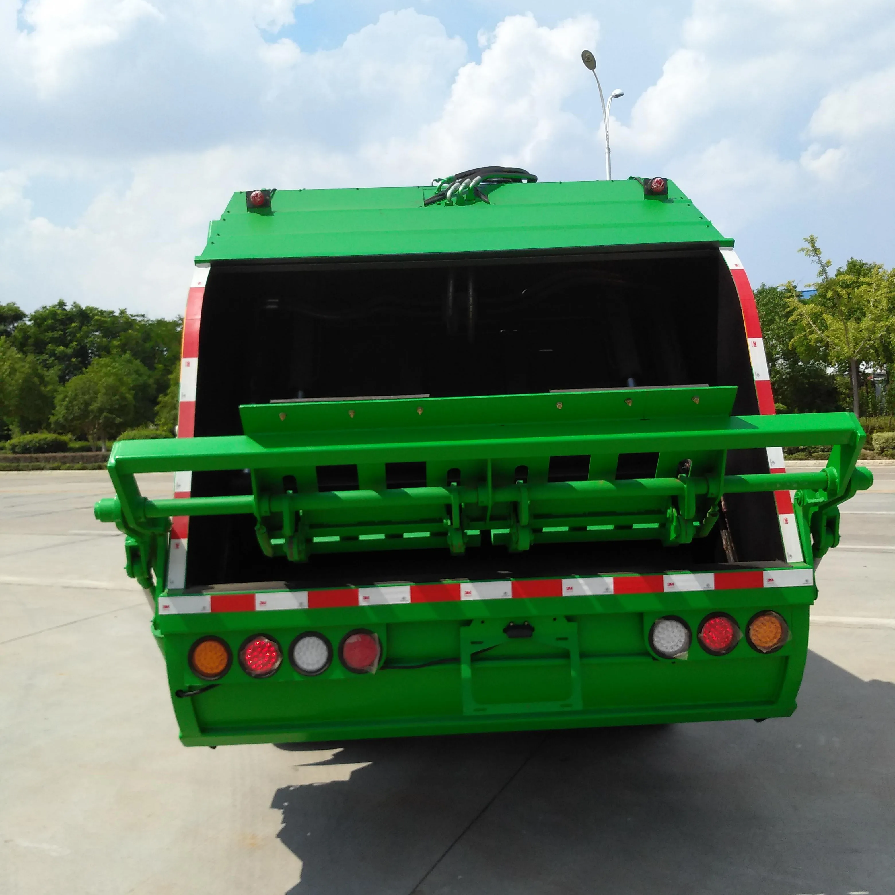 Hot Sale Sinotruck HOWO 6*4 Garbage Truck Capacity of Garbage Truck with Good Price
