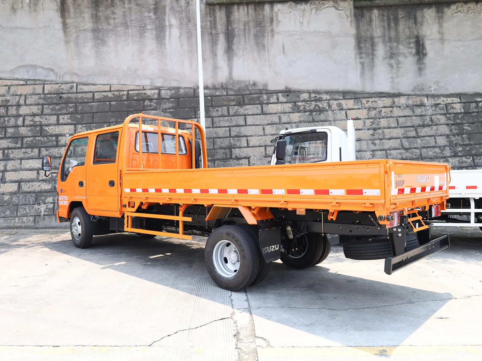 2024 Cheap Light Truck Isuzu elf NKR77 4x2 4KH1 engine 4 tons vegetable carrier cargo truck for sale