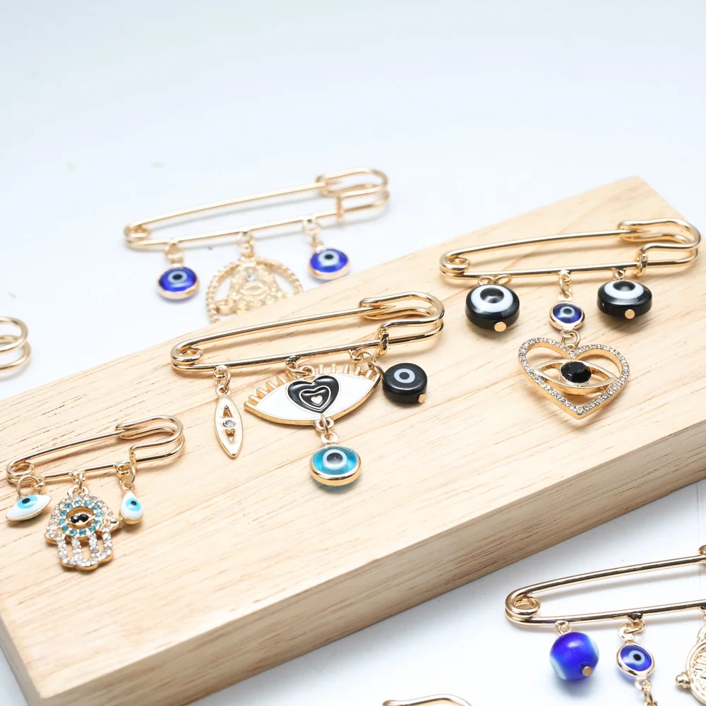 Hot Sale Fashion Brooch Blue Eye Pin Jewelry Brooches Black Heart Brooch for Women Jewelry with Hand and Crystal Zinc Alloy 8 G