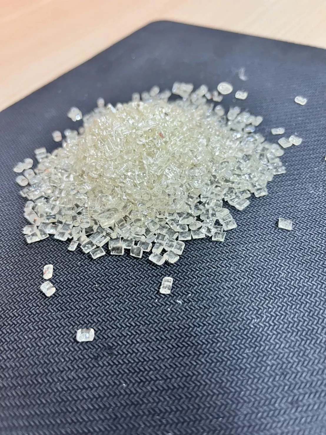 ПЭТ пластиковые гранулы используемые для бутылок воды полиэтилен терефталат ПОЛИМЕРНЫЕ ГРАНУЛЫ