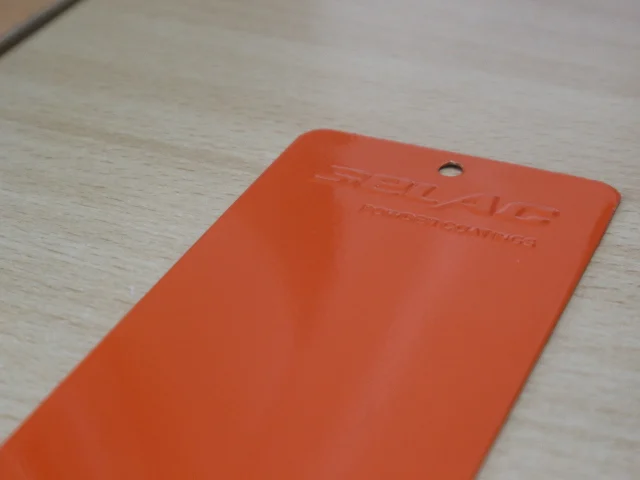 Порошковая краска с гладкой отделкой, используемая в металлических изделиях