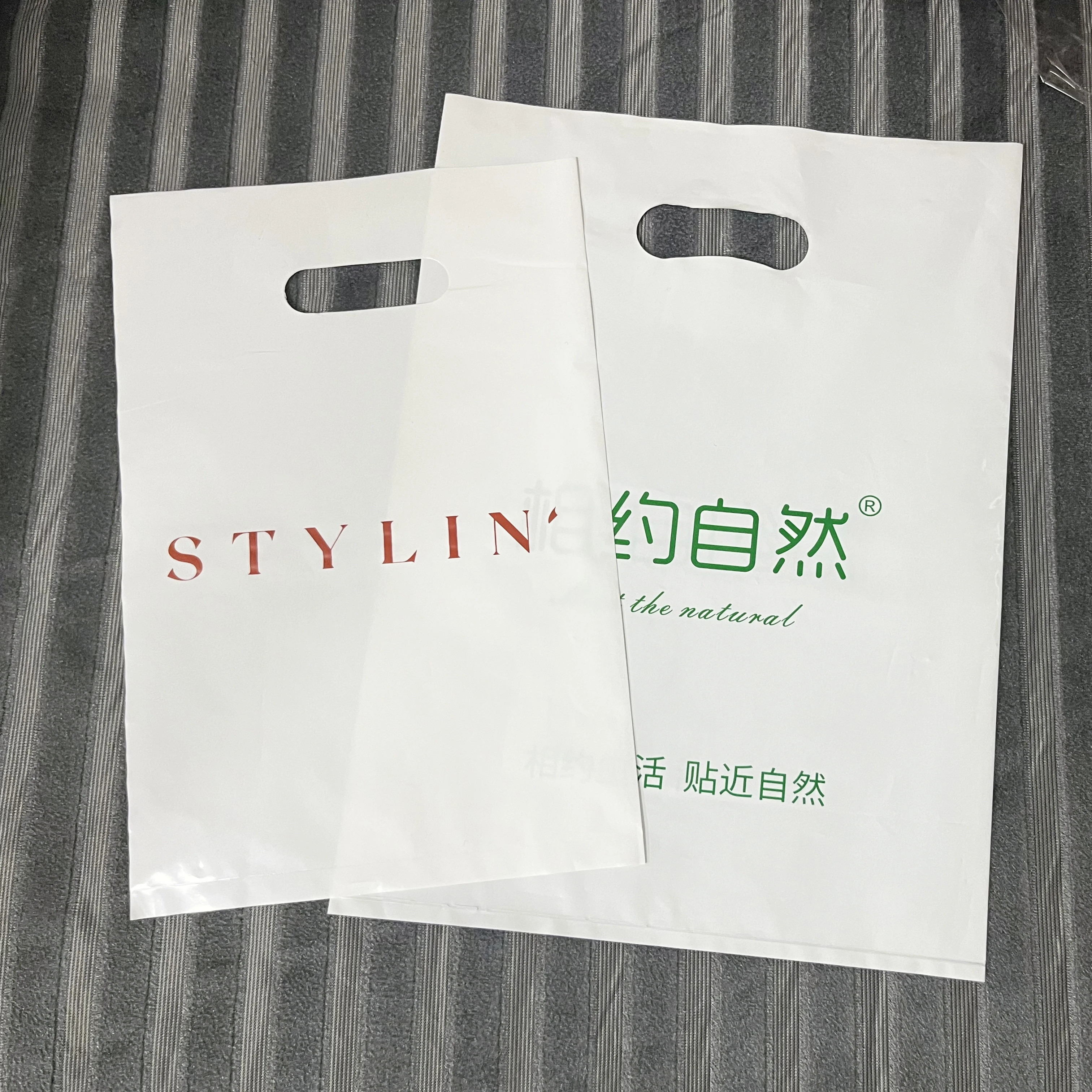 Hot Sell High Quality Printed  Plastic Packaging Bag Merchandise Handle Plastic Die Cut Bag For Clothes Shopping Bags With Logo