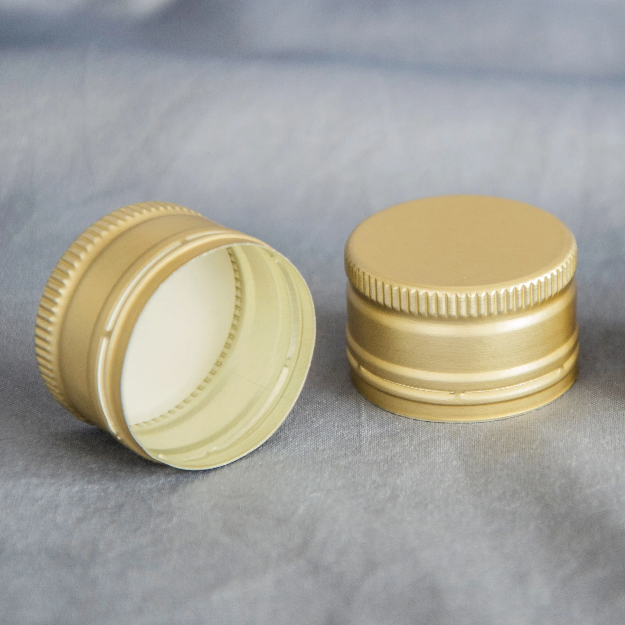 Customized Size Colors Aluminum Metal Thread Whisky Vodka Liquor Bottle Screw Cap