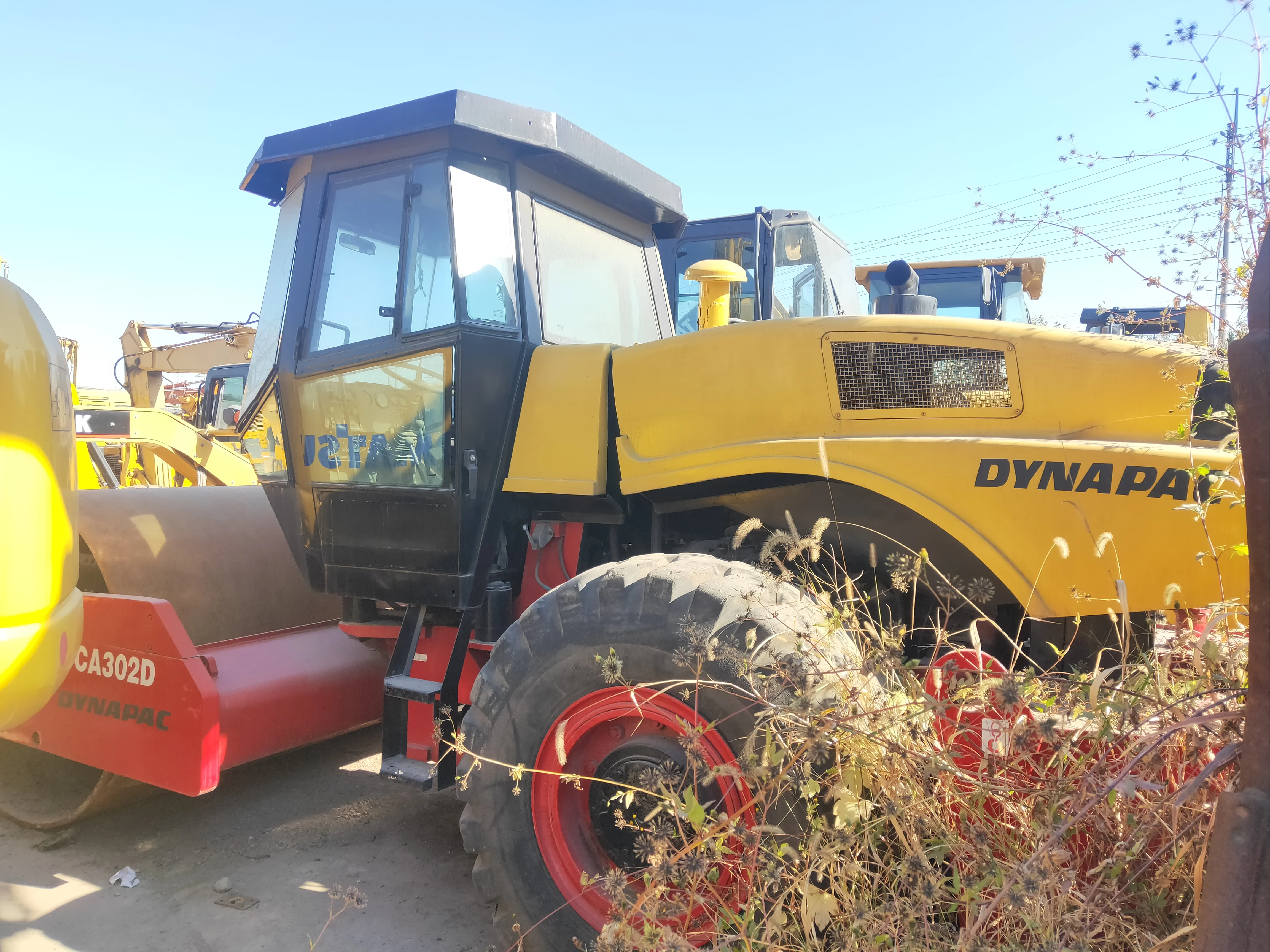 Б/у дорожный строительный аппарат Dynapac CA251 D однобарабанный Вибрационный каток уплотнитель трехколесный вибрирующий