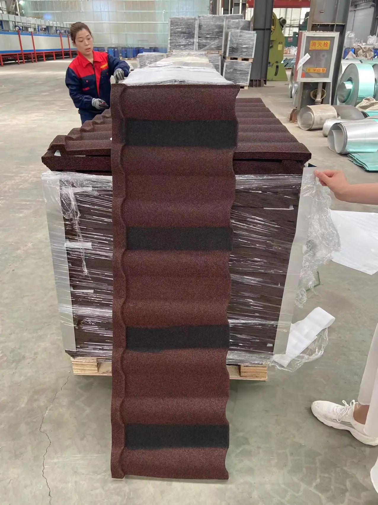 High Quality Modern Design Stone Coating Metal Roof Tiles Anti-Corrosion and Rust-Proof for Apartments