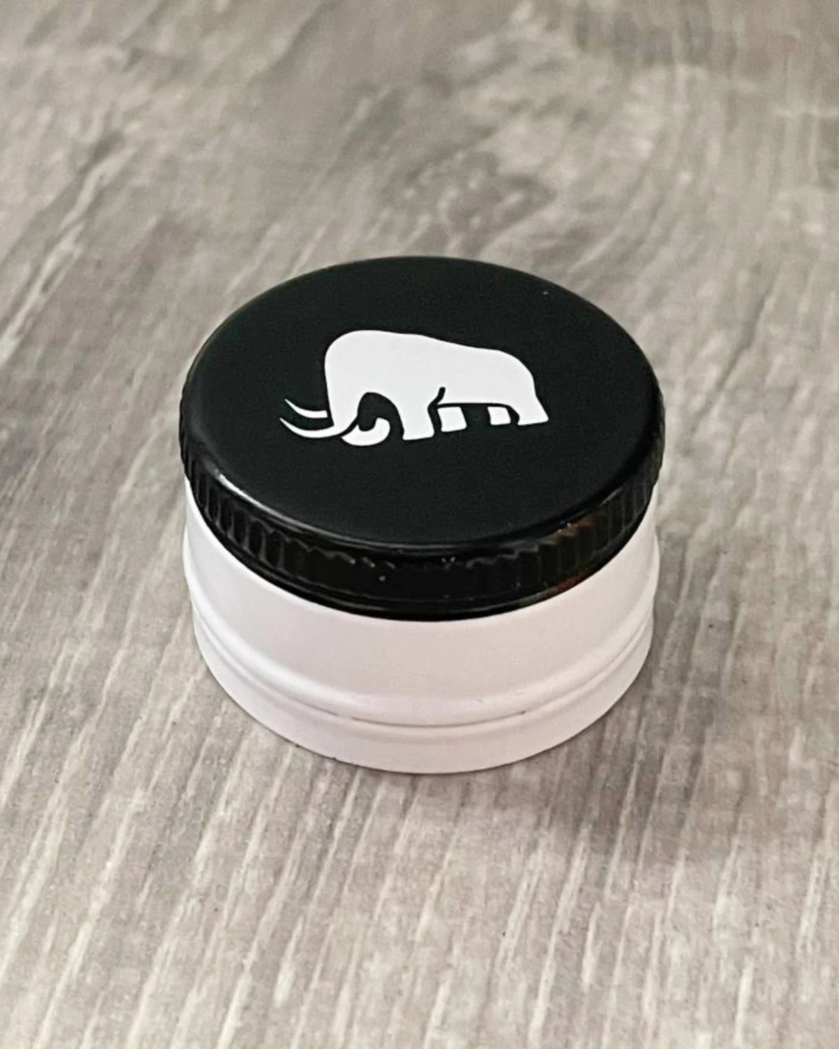 Aluminum screw caps for alcohol drink accomplished with EPE liners 28x18