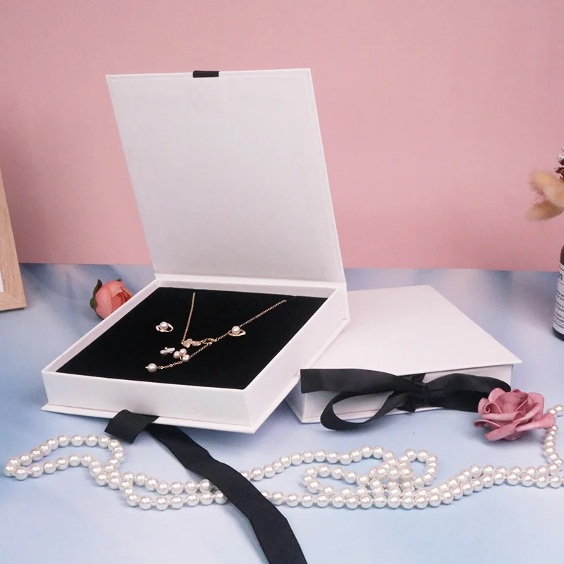 Картонная бумажная шкатулка для ювелирных изделий, кольцо, ожерелье, серьги, набор украшений, упаковочная коробка с лентой, простой новый дизайн, Пользовательский логотип, белый