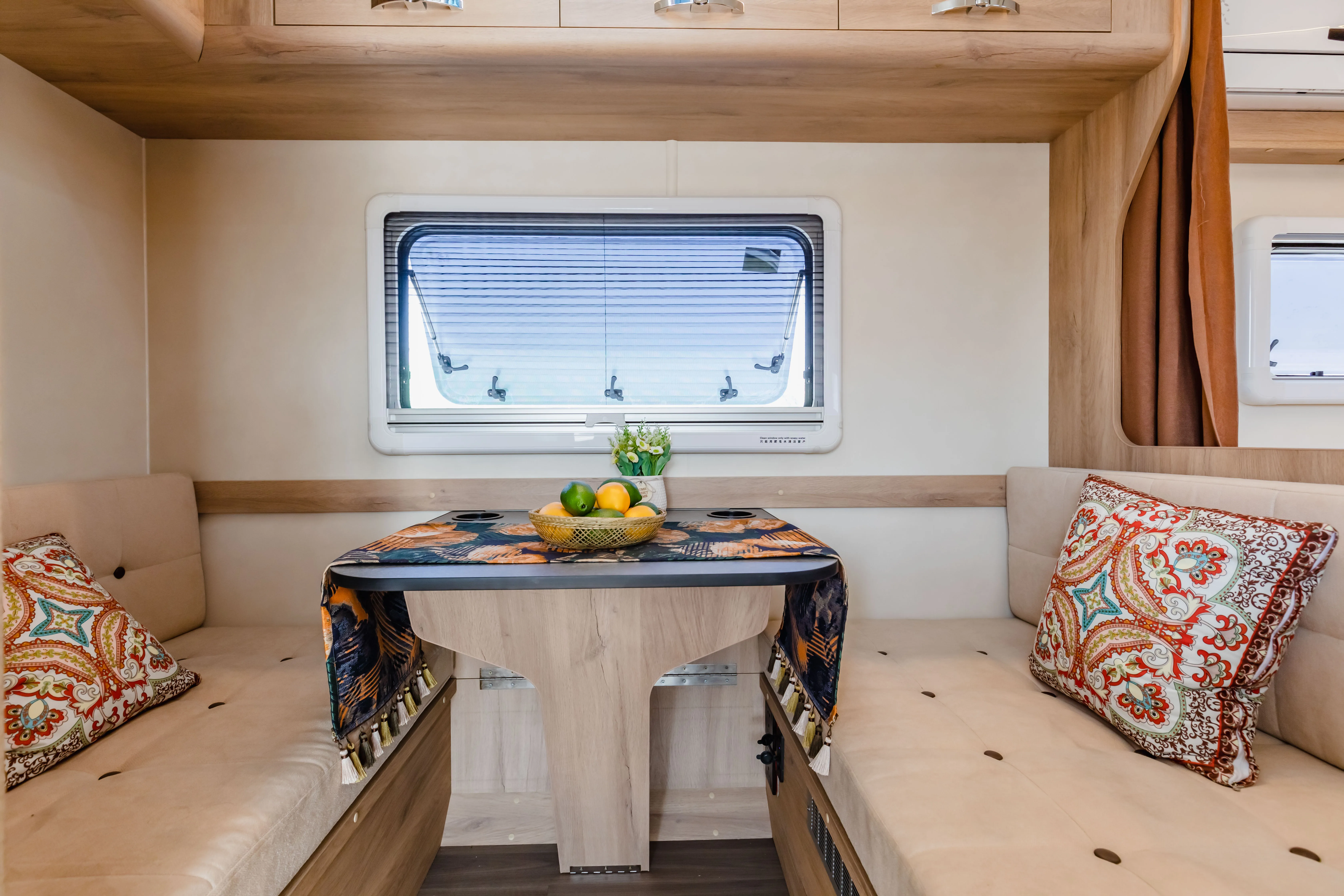 Solid Beautiful Appearance Motorhome Car Rv Trailer Caravan for 4 People Family