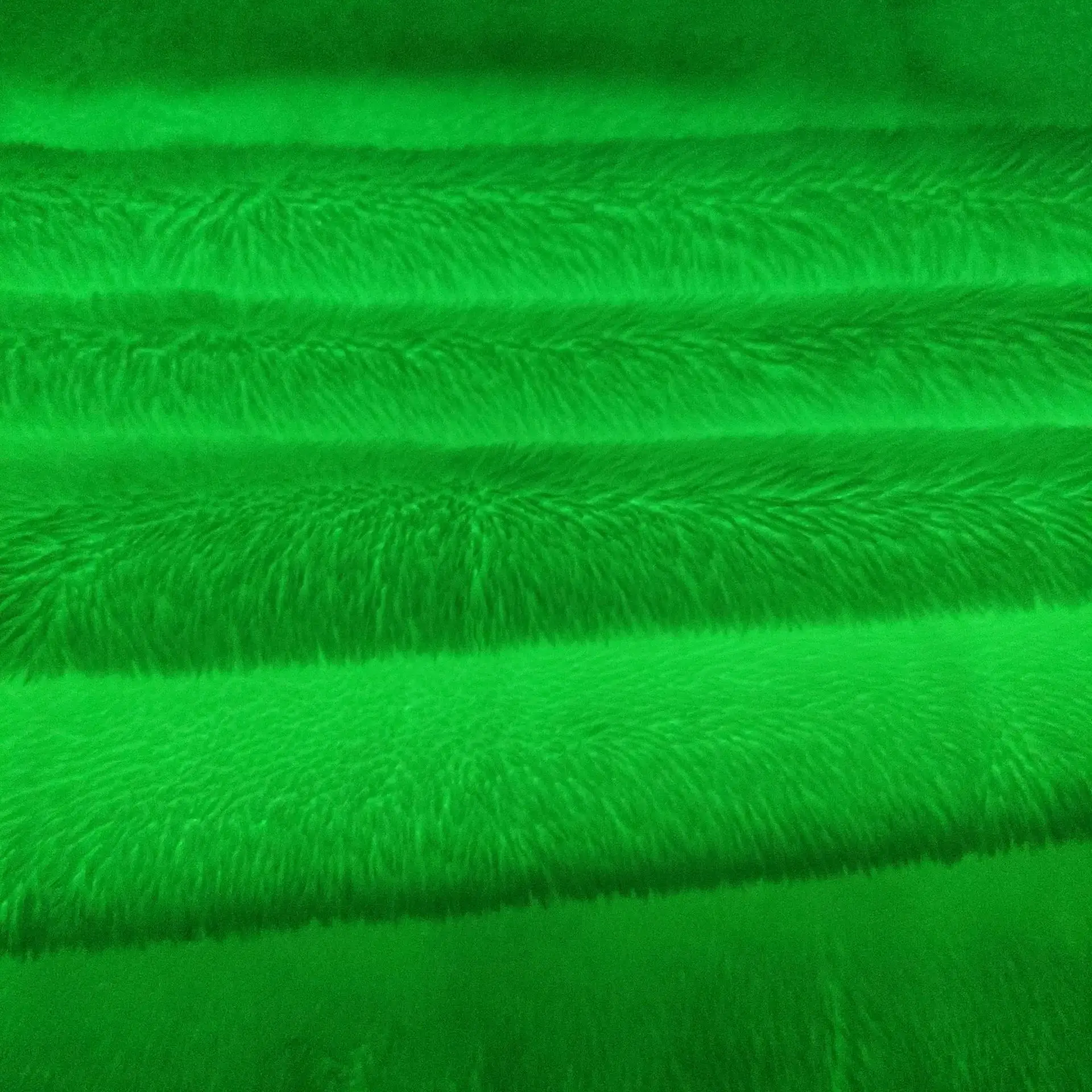 Зеленая флуоресцентная светящаяся в темноте светящаяся 100% полиэфирная плюшевая флисовая ткань жемчужная бархатная ткань для игрушек