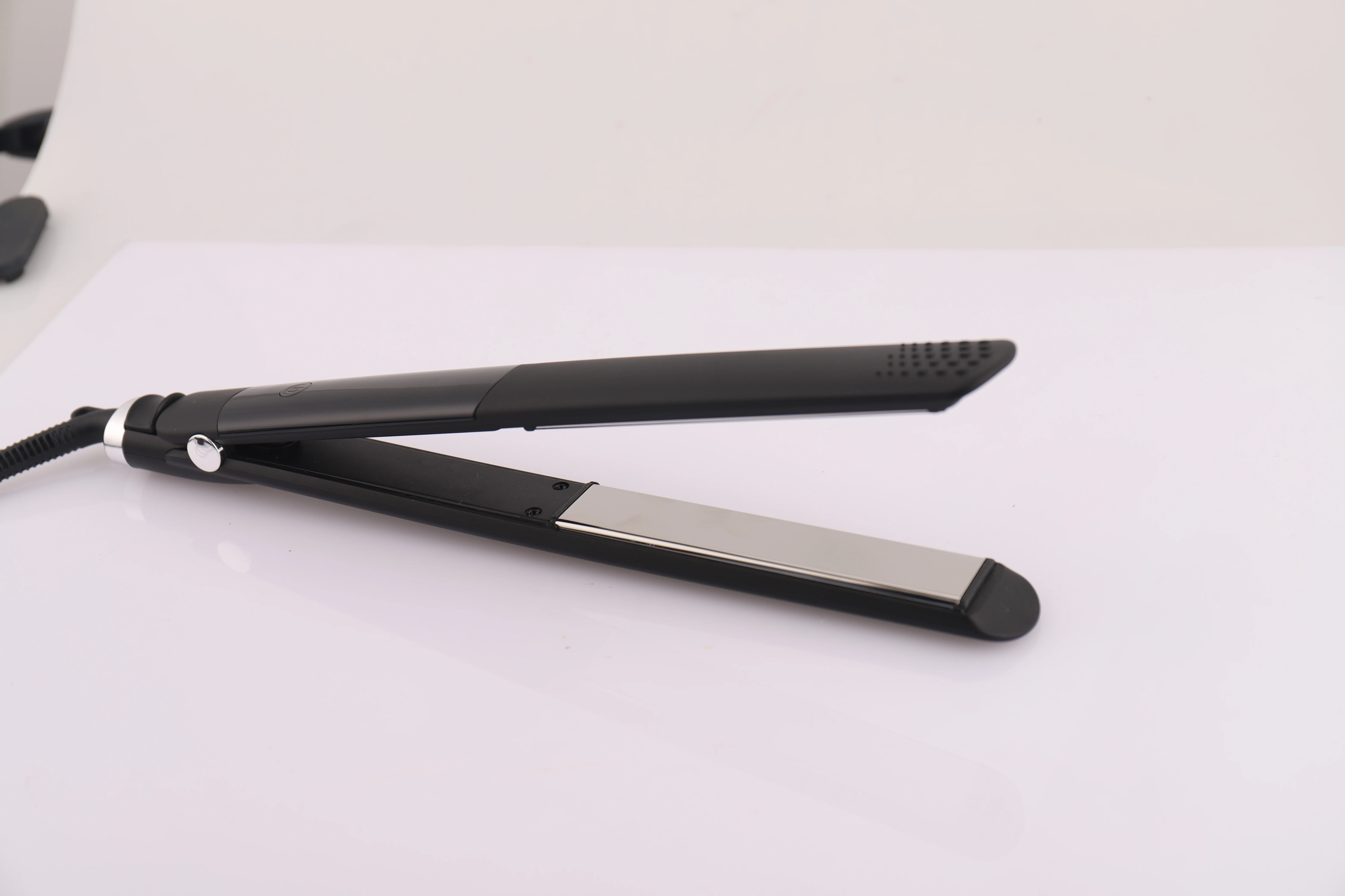 New Design Hair  salon product  hair straightener Titanium Iron Flat with tourmaline infused Fastest heat-up