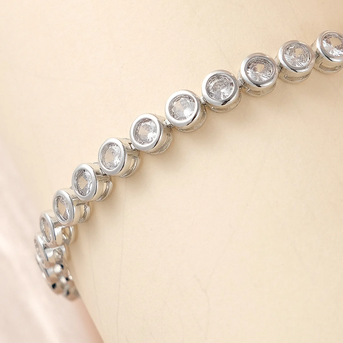 huanhuan zircon bracelet female light luxury niche jewelry high-grade love four-leaf clover thin