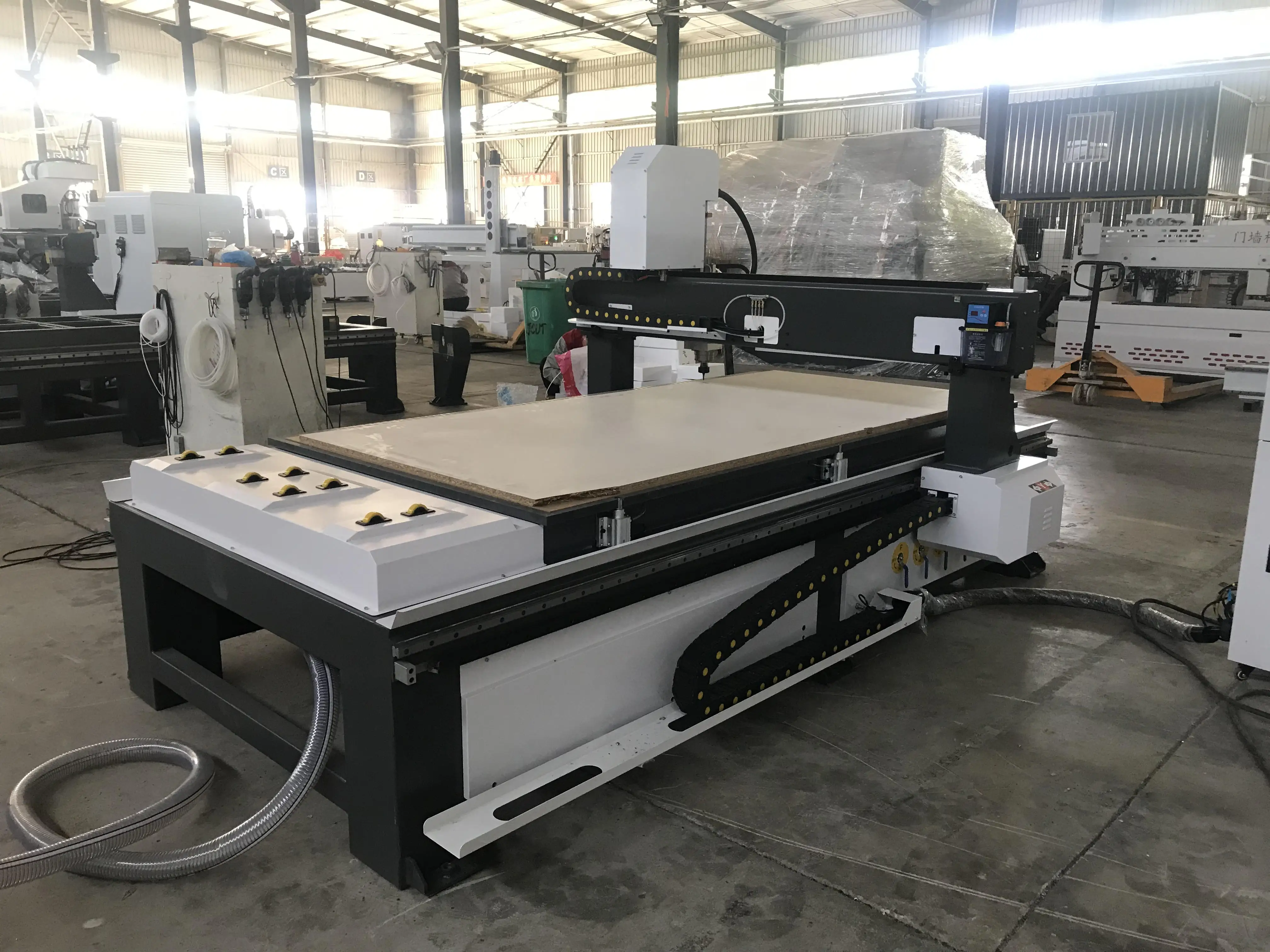 Professional 1300 * 2500mm three-axis CNC cutting machine for producing kitchen cabinets and furniture doors