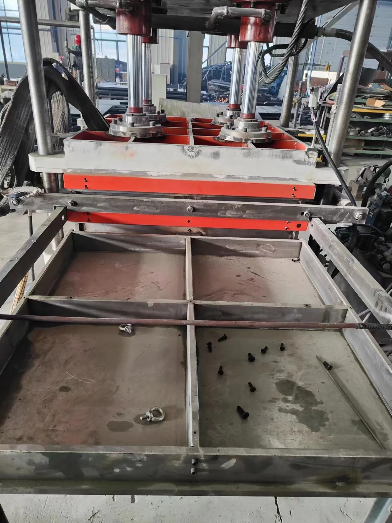 Rubber floor tile making machine for making rubber tiles