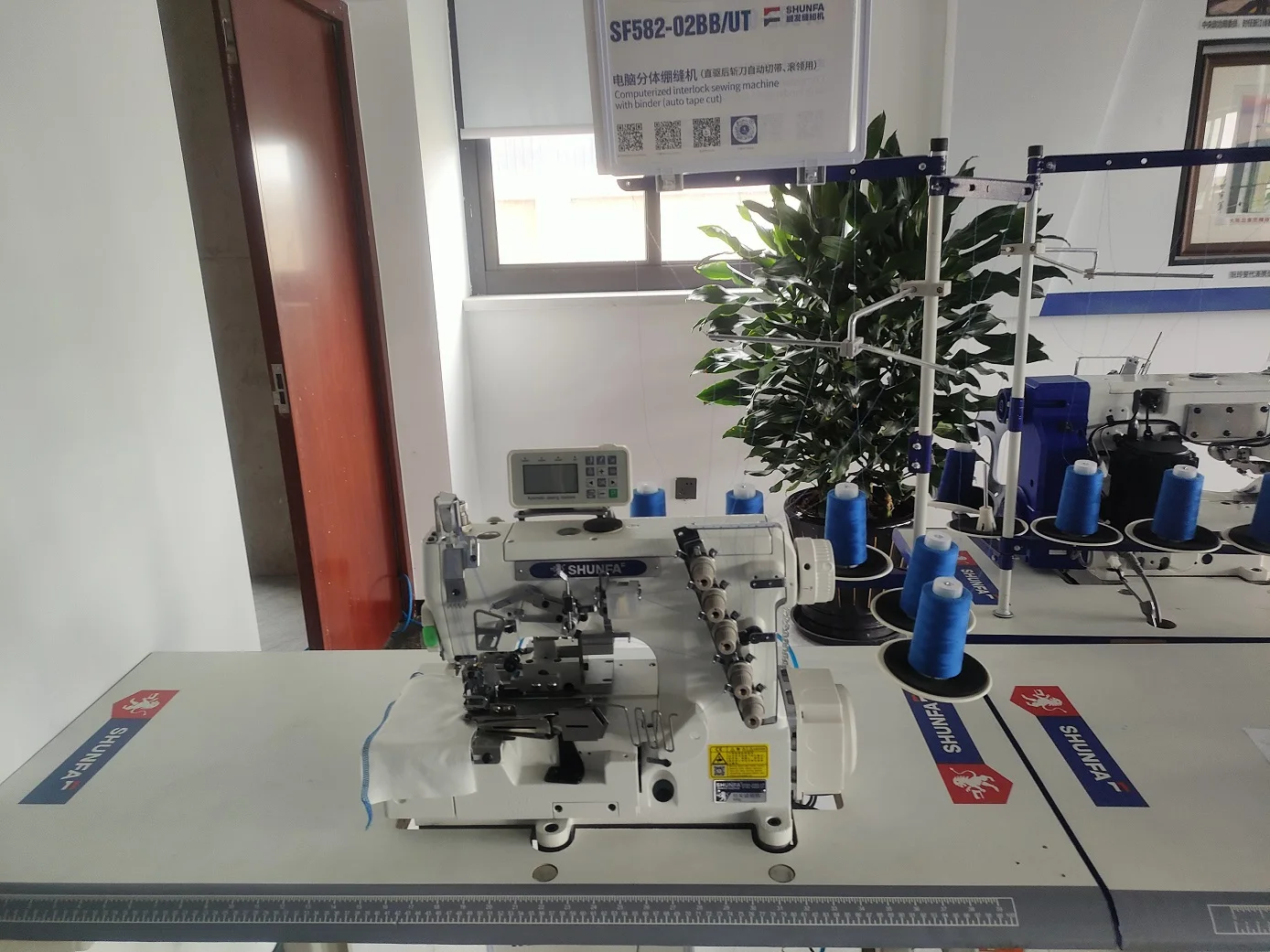 Direct Factory Sale Flat-Bed Interlock Commercial Electric Sewing Machine For Clothes Factory