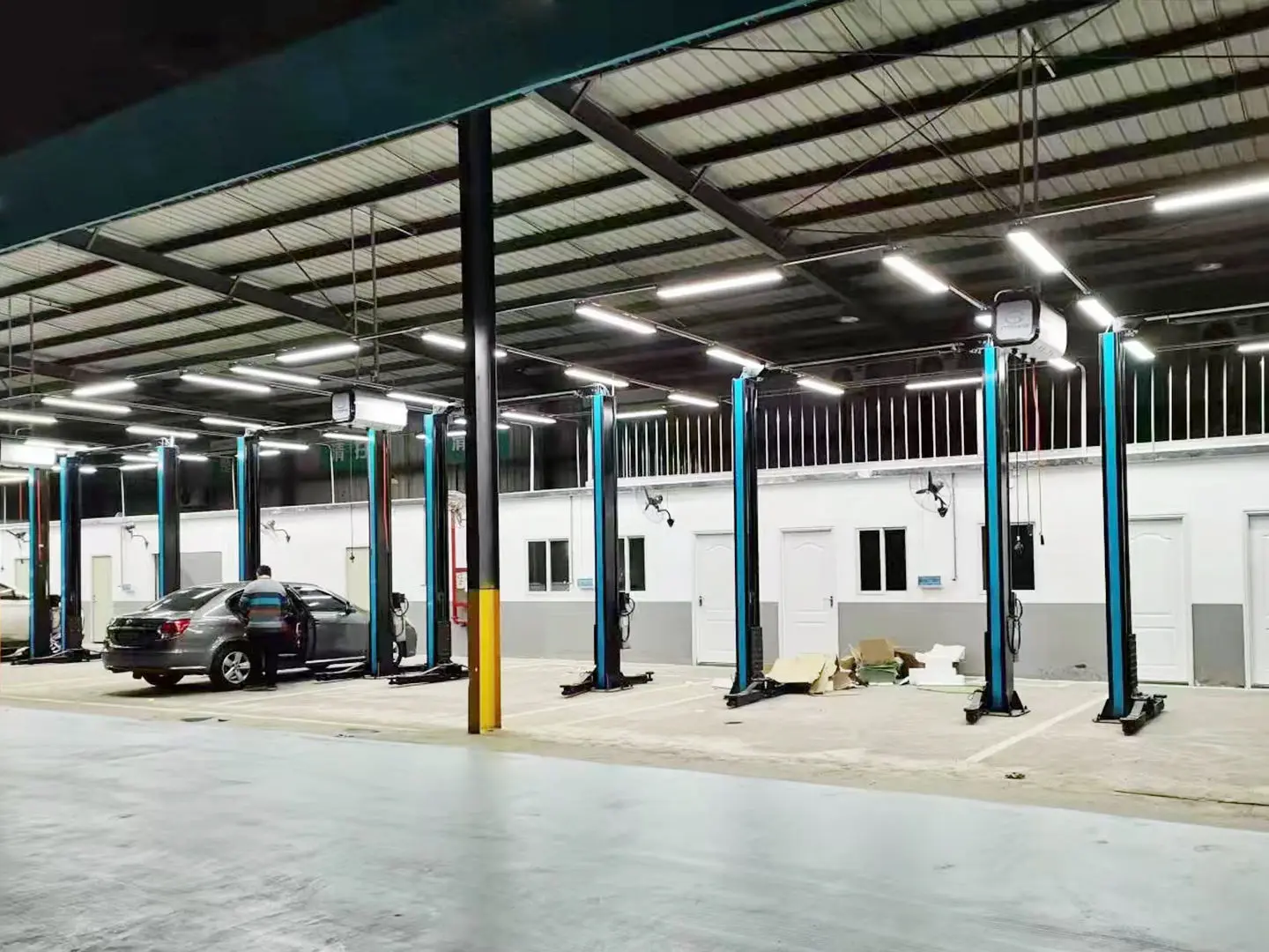 Автомобильный подъемник Shiny 4000kgs с ручным выпуском 2 стойки для автомастерской