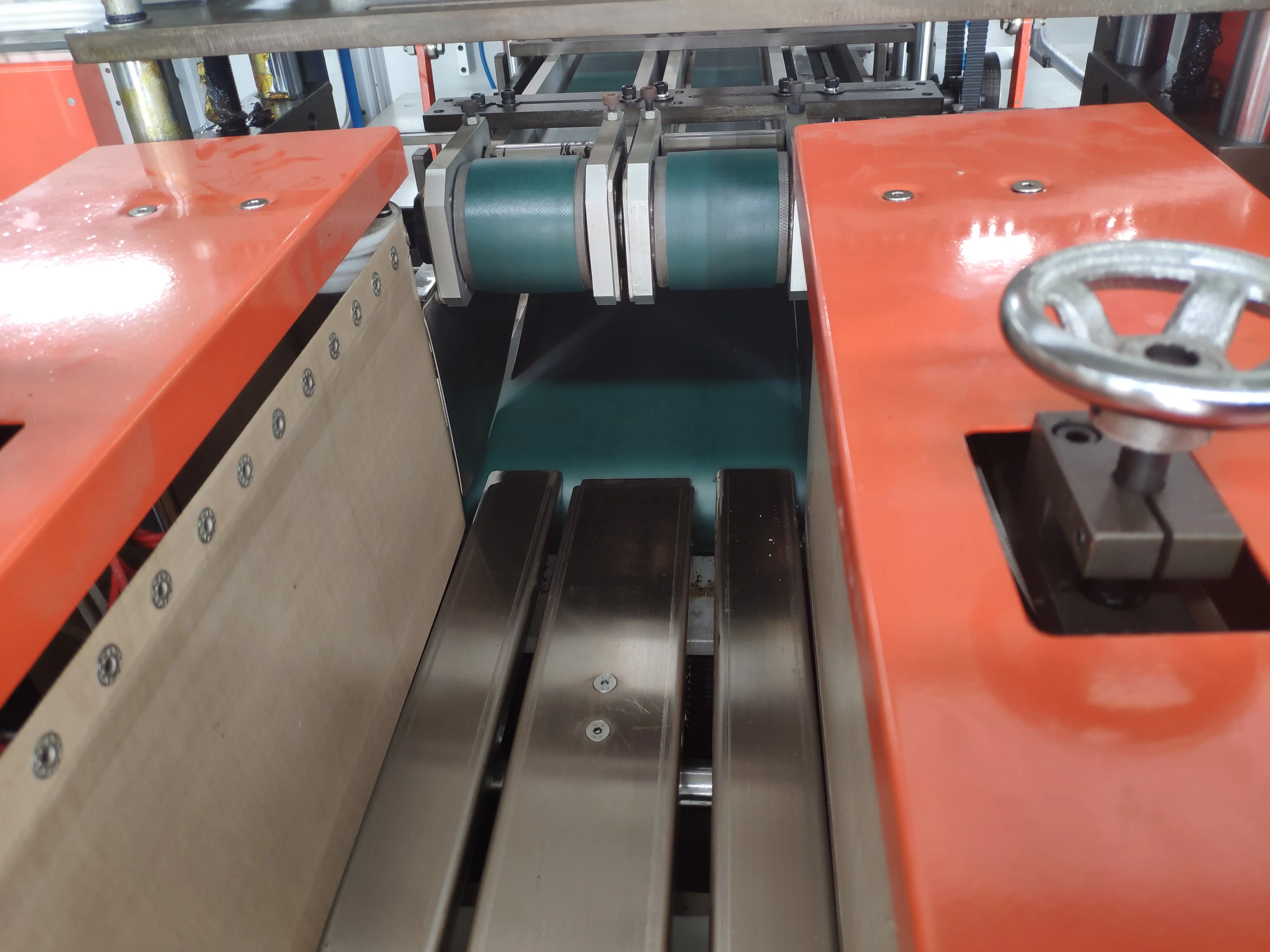 Automatic facial tissue paper soft packing machine