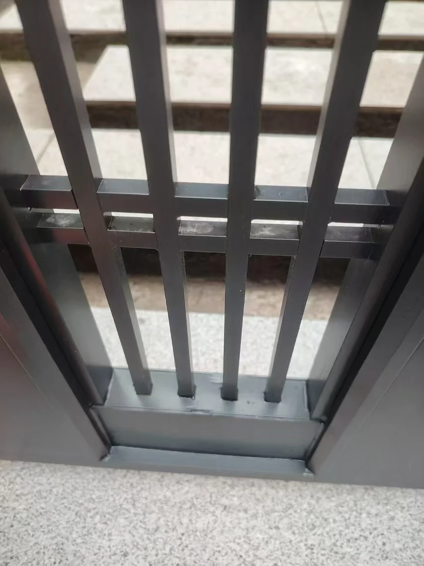 The factory sells a large number of farm fences for animal barrier garden protection