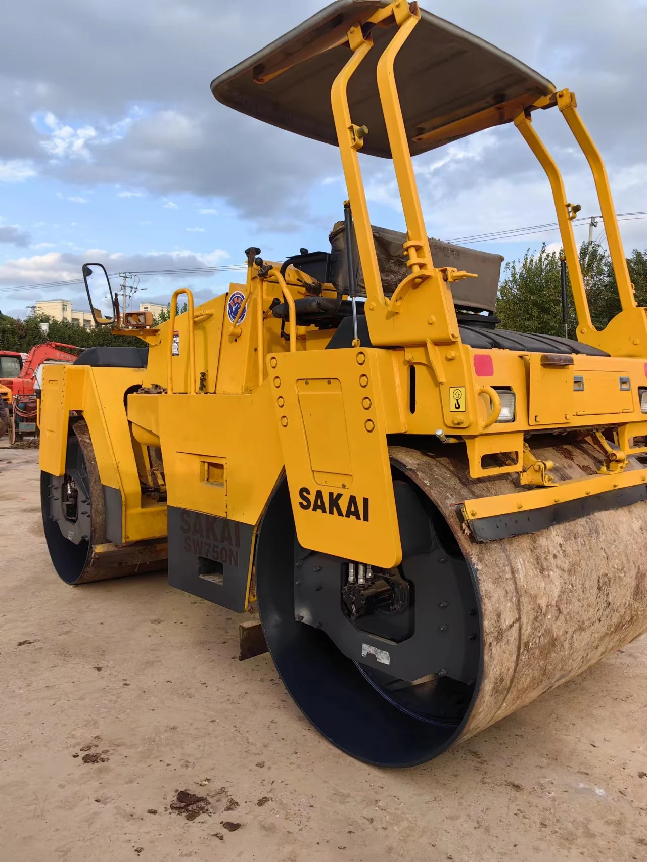 Используется SAKAI SW750N 9 тонн тандемный двухбарабанный стальной колесный Вибрационный дорожный каток с компонентами двигателя и сердечника