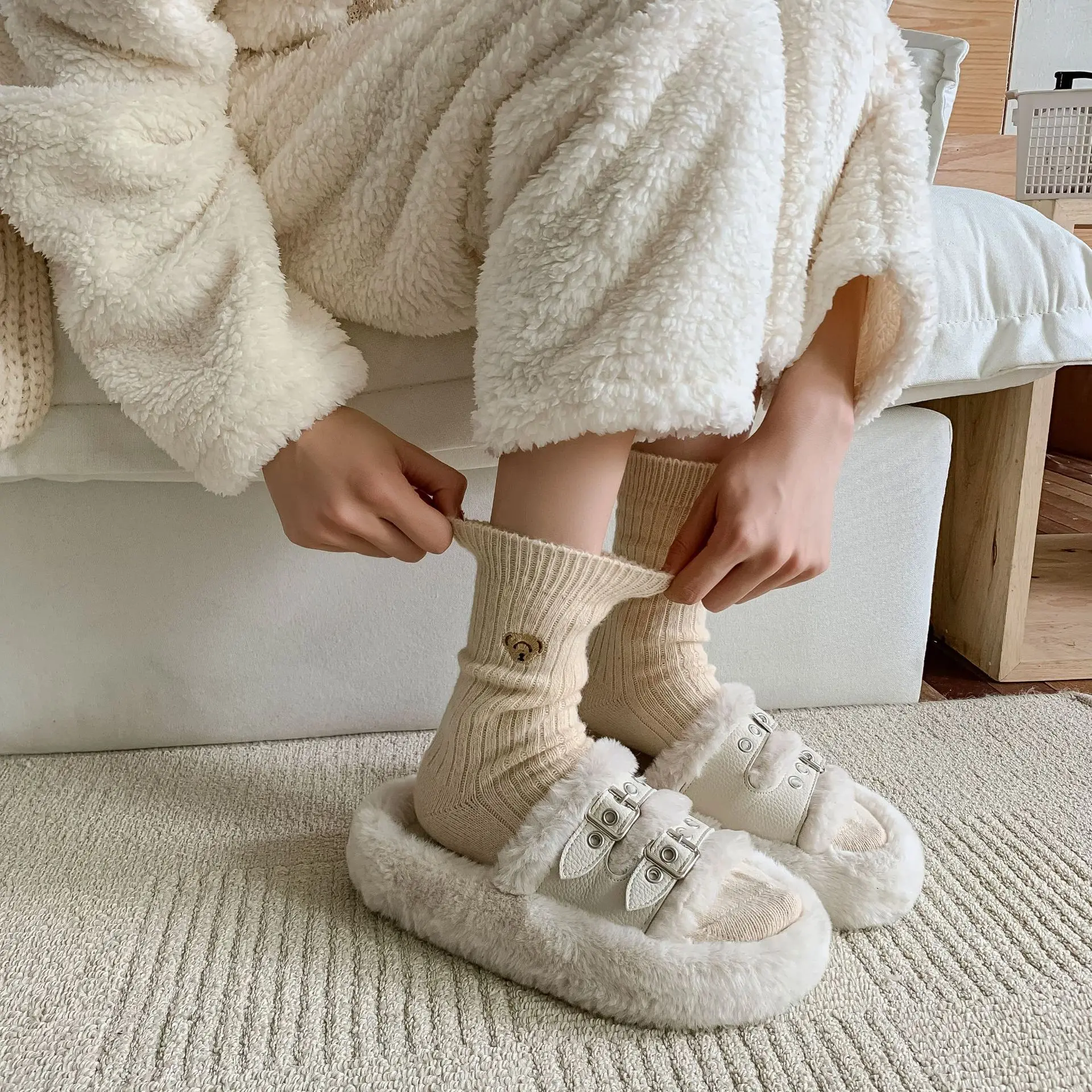 High Quality Winter Thick Wool Warm Women Socks Korean Fashion Embroidery Bear Fluffy Warm Women Wool Socks