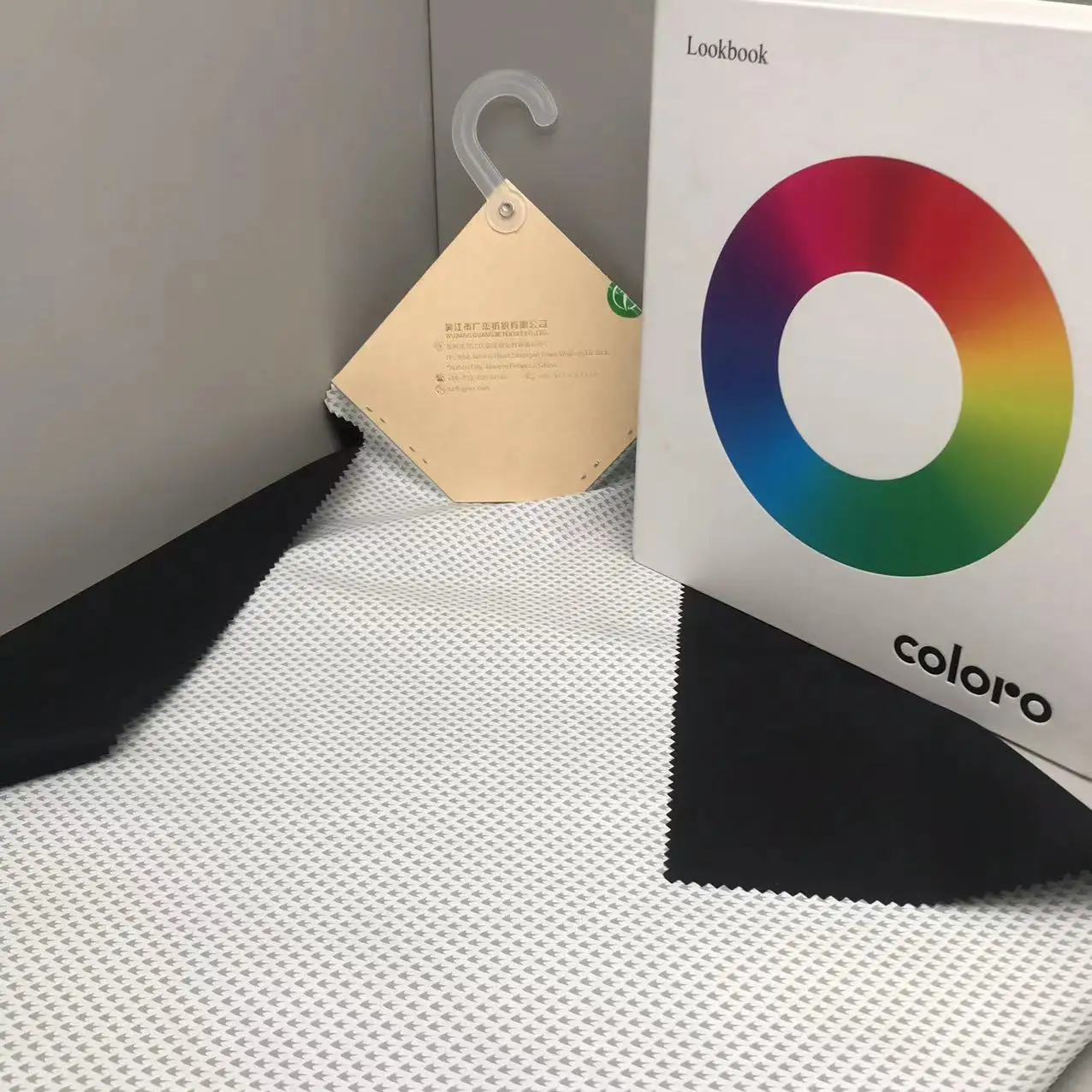 100% полиэстер 75D эпонж-ткань в сочетании с печатной термополиуретановой пленкой для курток