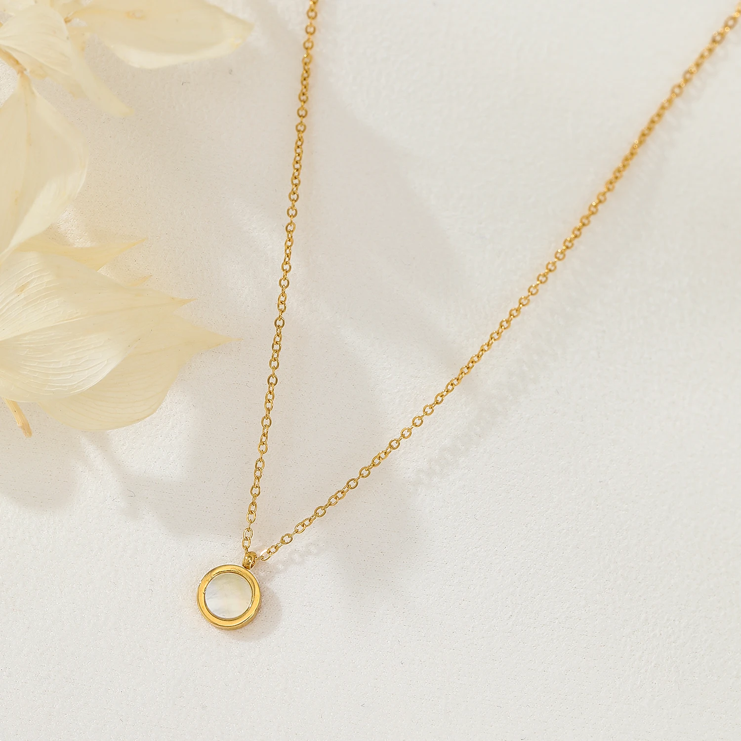 Factory Design Stainless Steel 18K PVD Disc Pearl Shell Pendant Necklace For Women