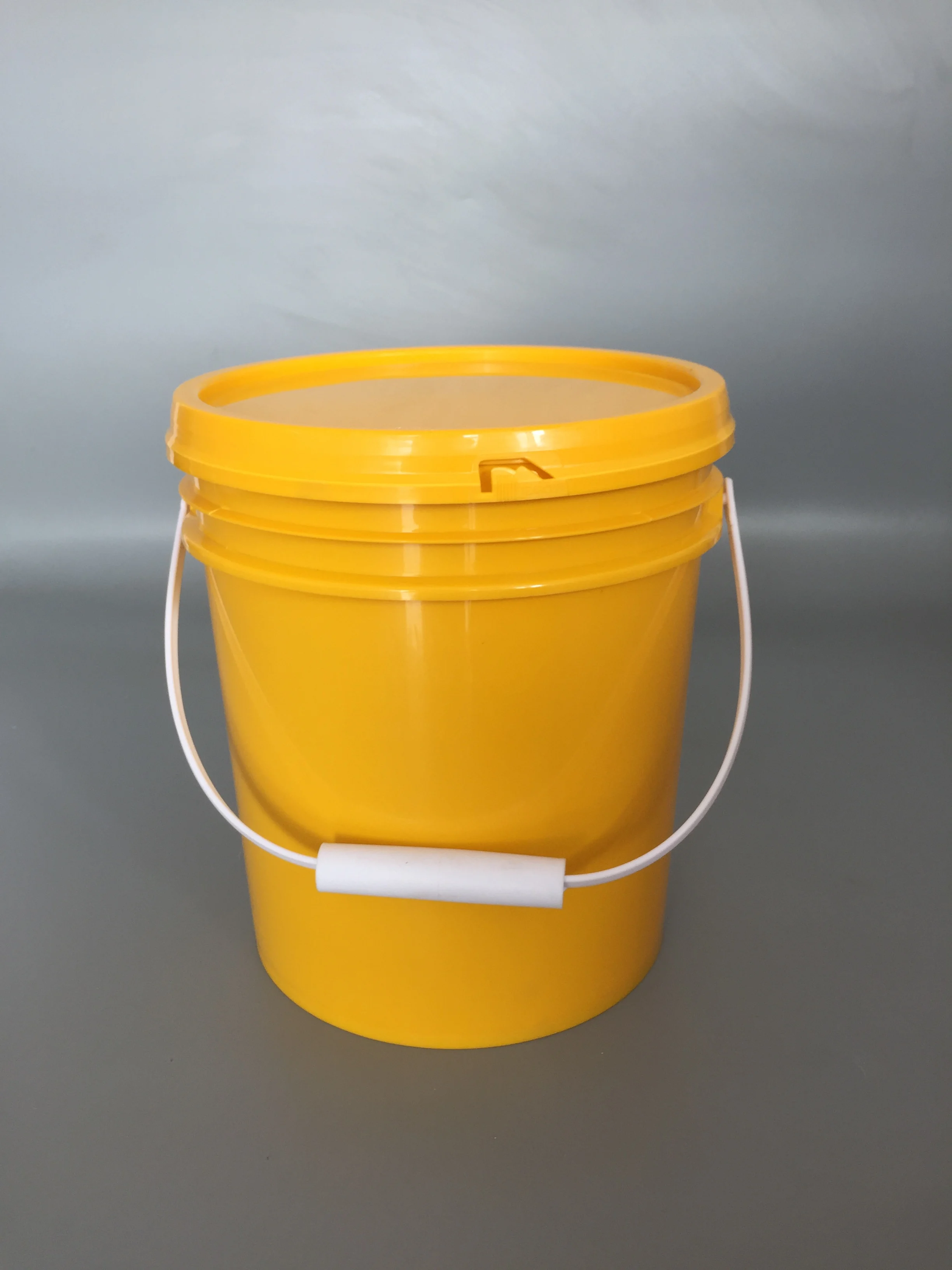 Wholesale retail 10L food grade Recyclable round customized with lid plastic pail bucket