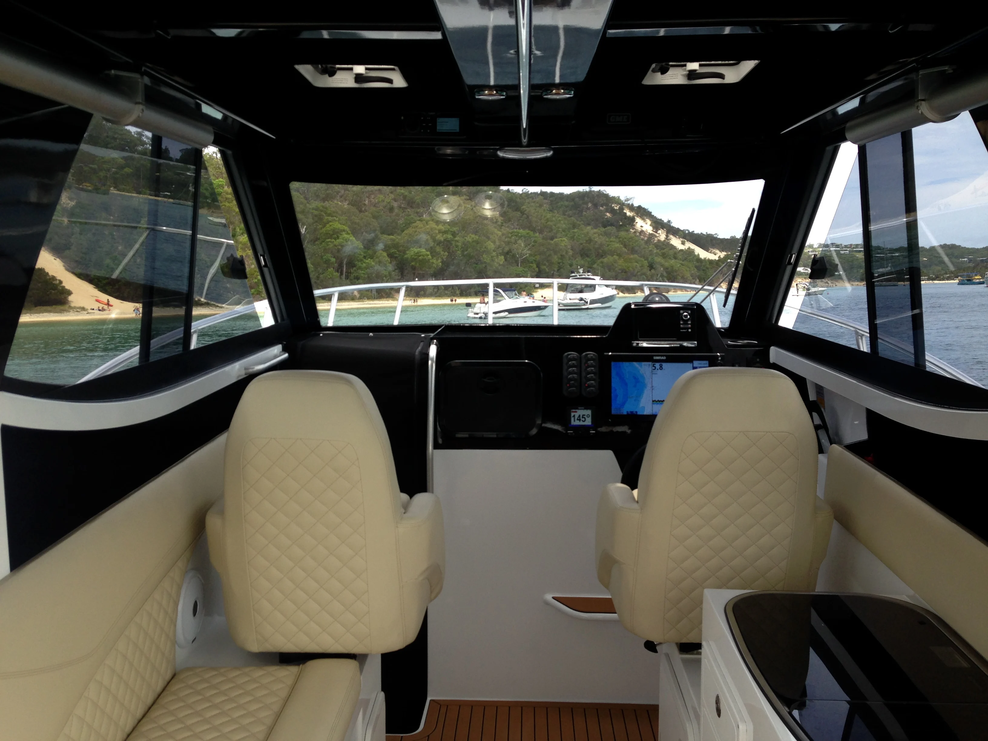 Алюминиевая лодка-катамаран с стабильной скоростью работы