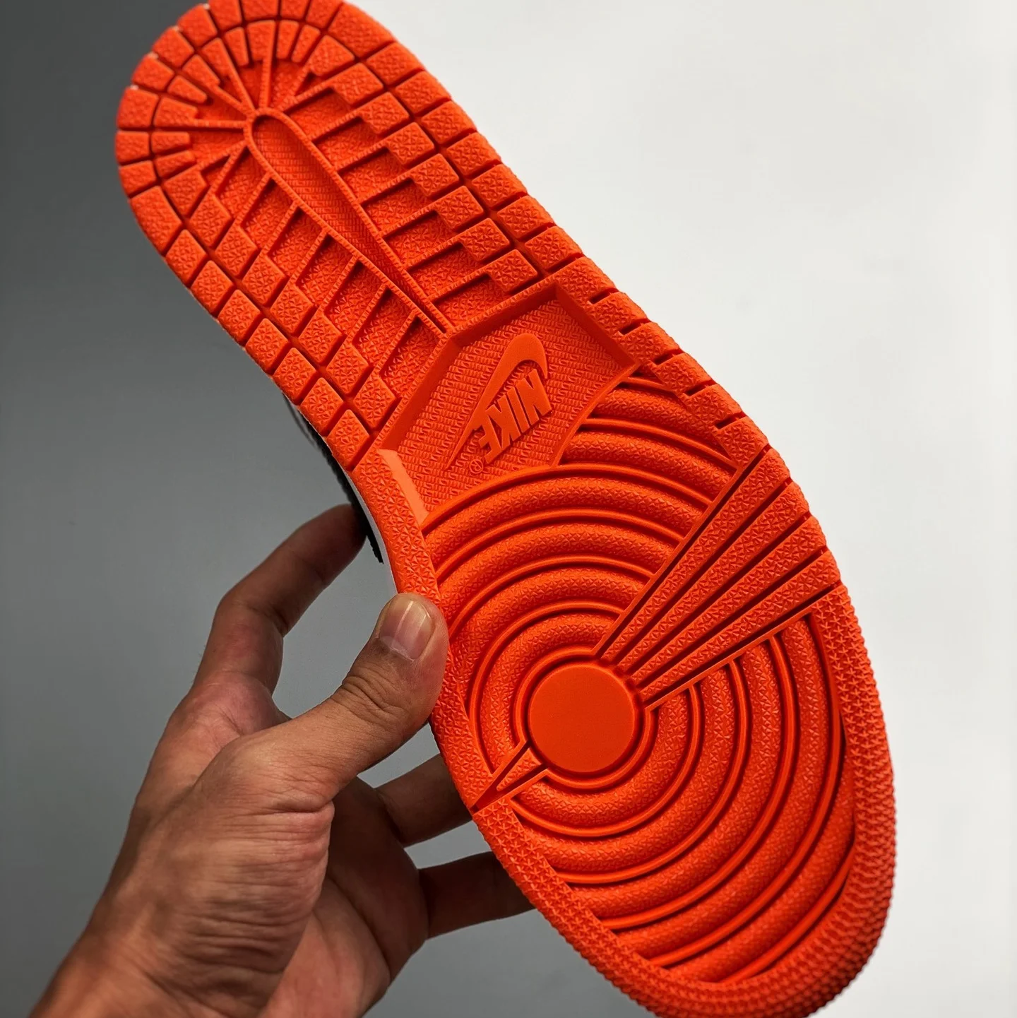 Заводская цена для мужчин и женщин обувь баскетбола Nike Air Jordan 1 ретро высокие электро оранжевые