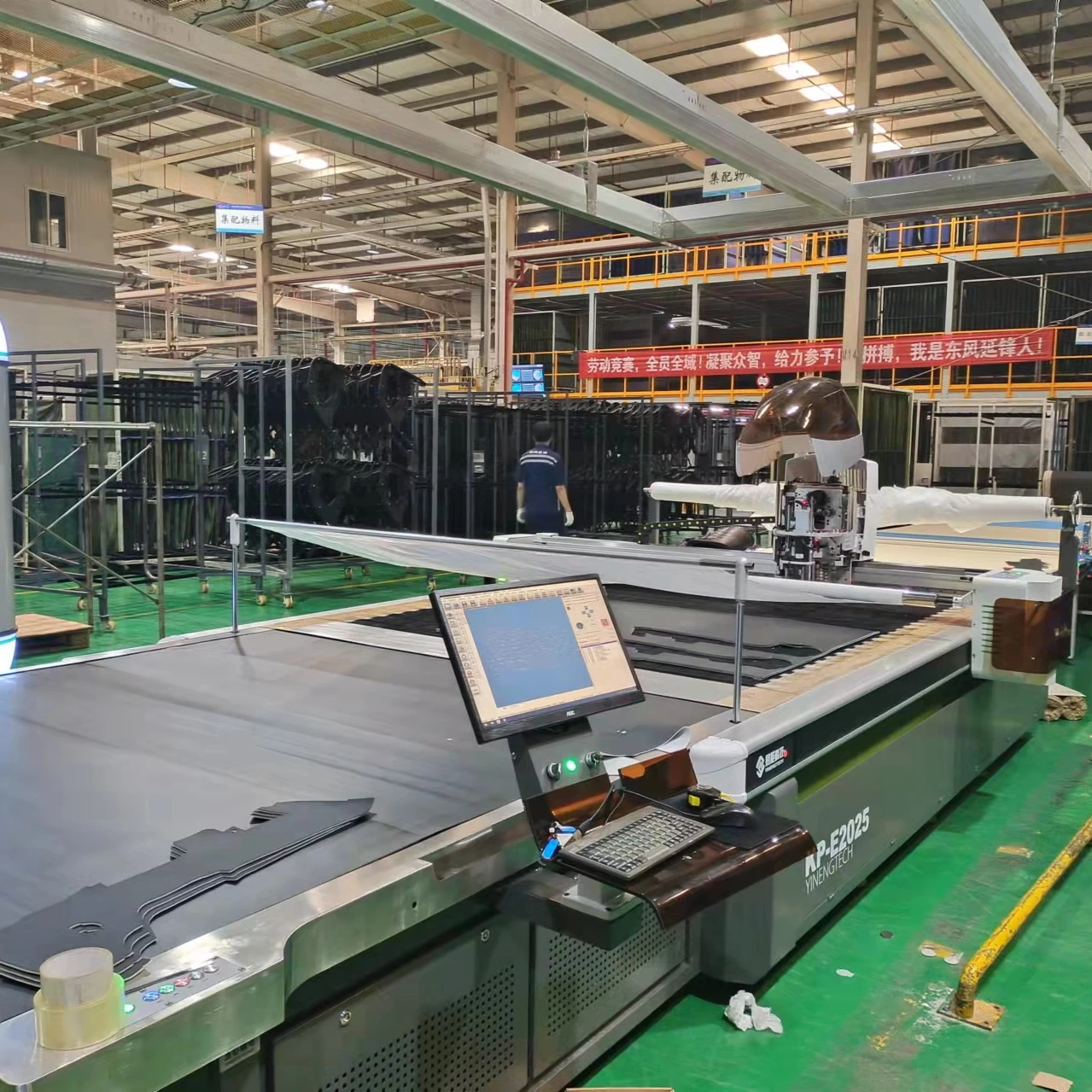 CNC automatic fabric cutting machine/High efficiency cutting machine with zero spacing for garment and textile