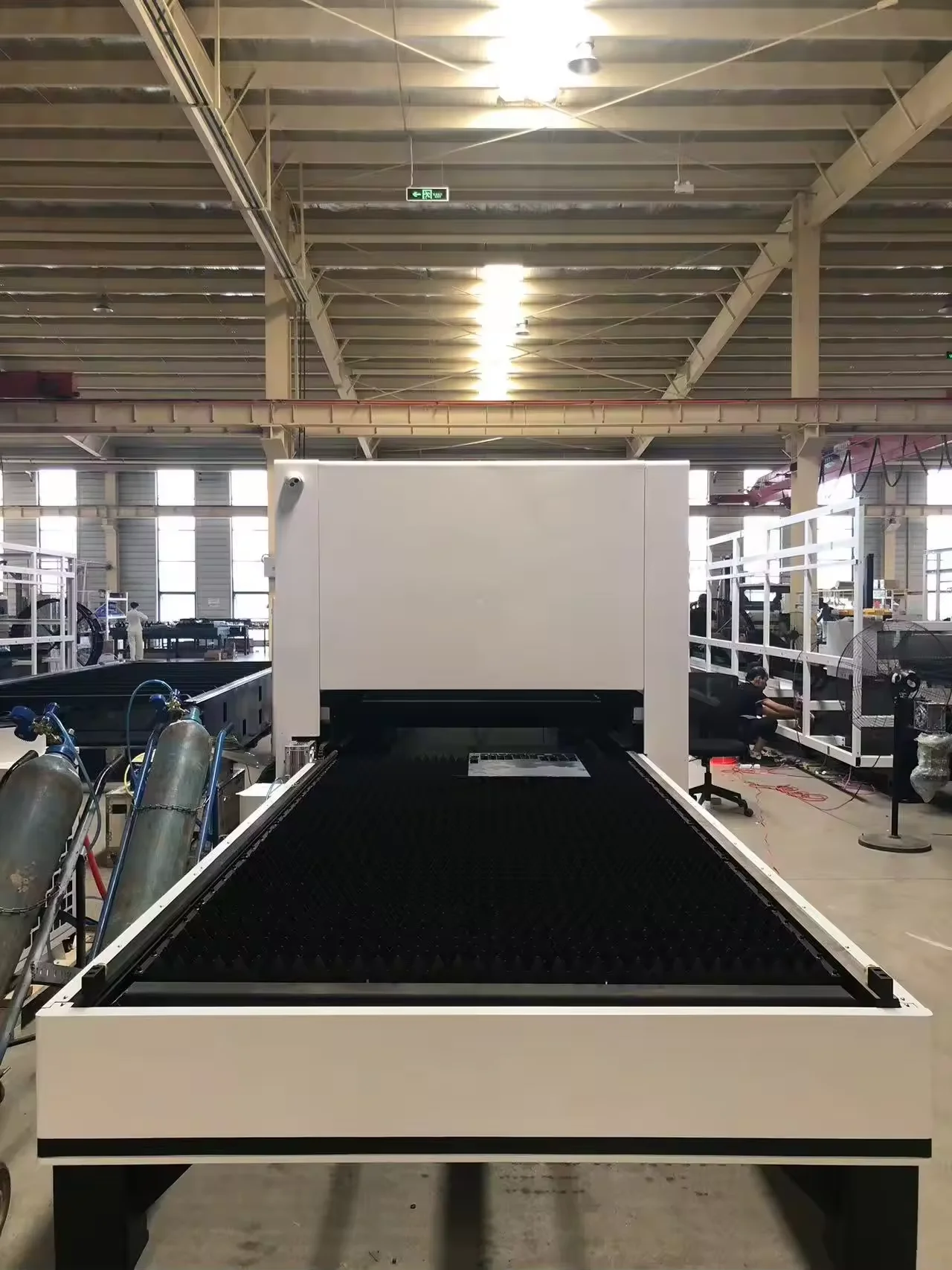 6025 8025 Laser Metal Cutting Machine Enclosed Fiber Laser Cutter for Aluminum