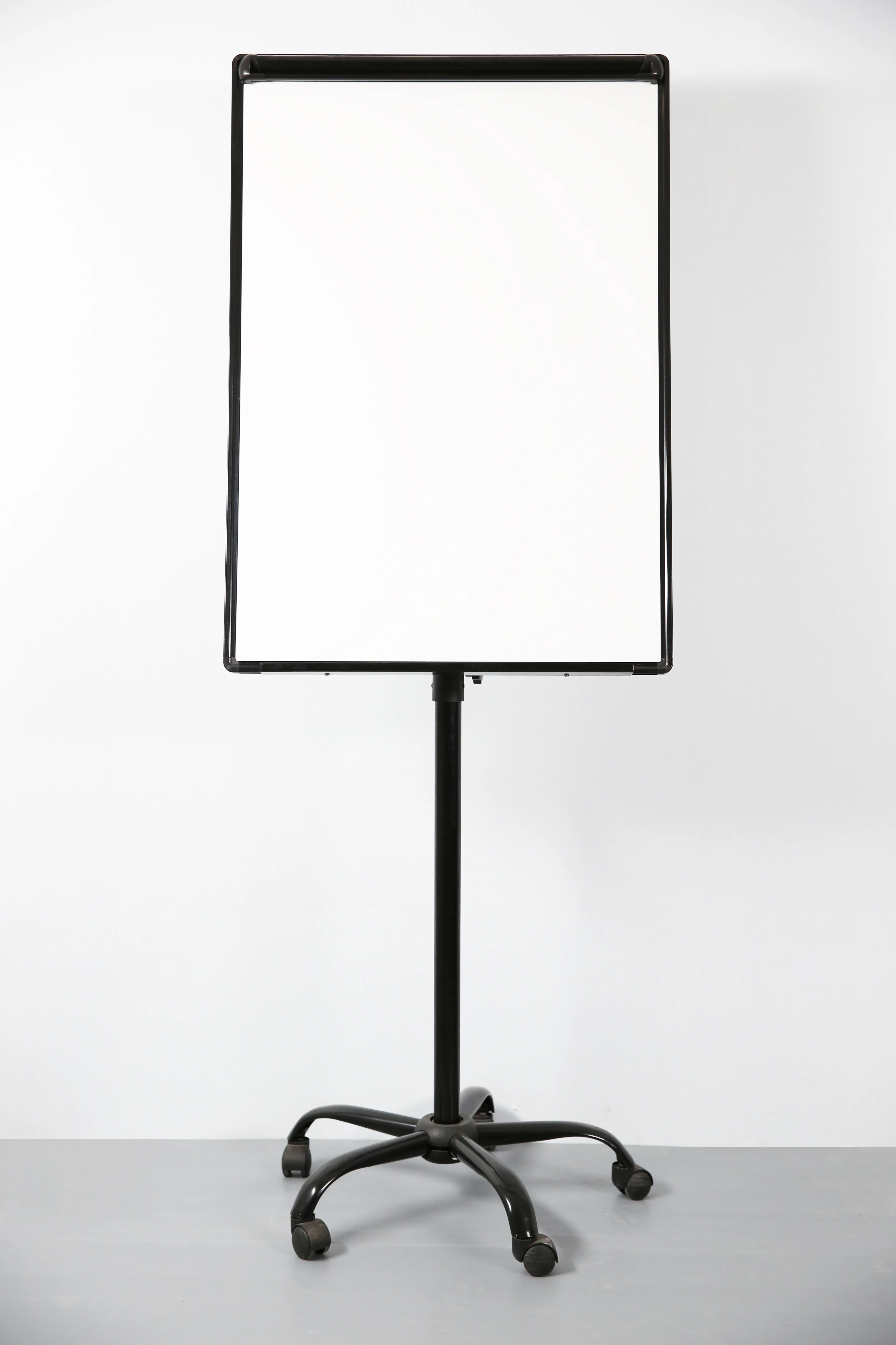 Height adjustable 5 Star legs flipchart lockable castors lacquered steel magnetic mobile board with paper clips moble board
