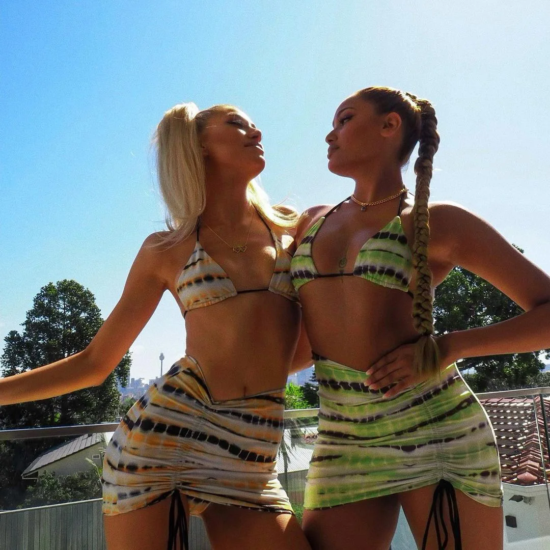 
Женский комплект из 3 предметов, повседневный укороченный топ на бретельках с многослойным принтом + трусы + юбка на шнуровке, летний комплект, 2021 