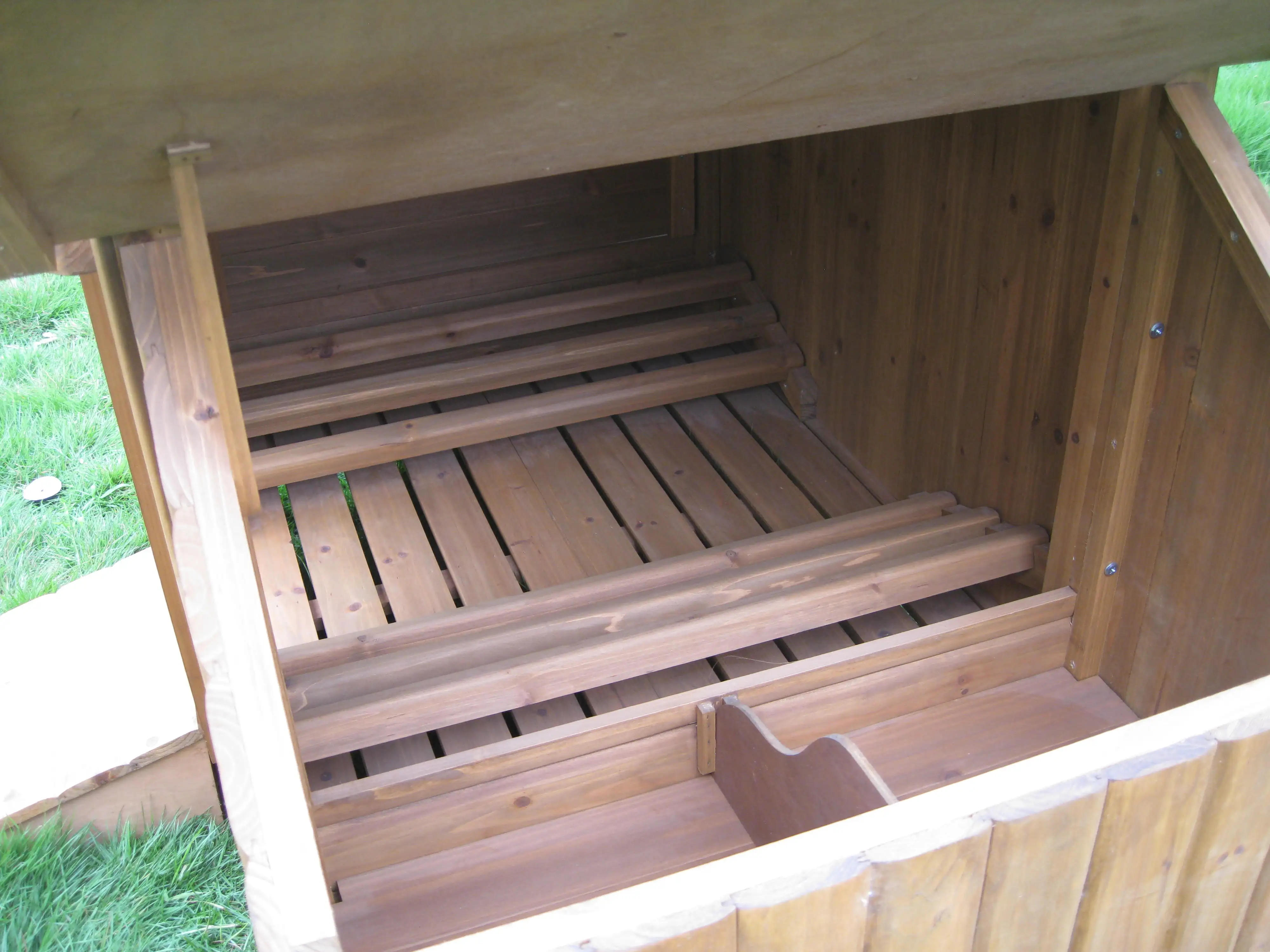 Factory Custom HALF MOON HOBBIT STYLE New Design Asphalt Roof Chicken Coop 6 birds Hen House with large Galvanized Wire running