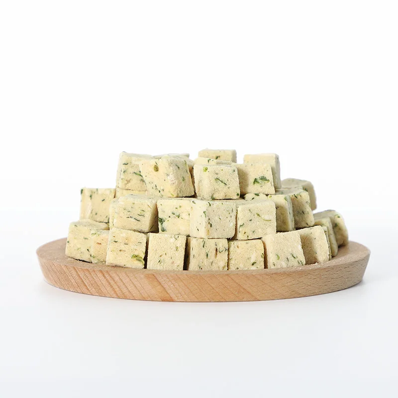 Manufacture Supply Bulk palatability dog cat snack High quality Dry Freeze-Dried Chicken and Spinach Cubes Pet Food OEM