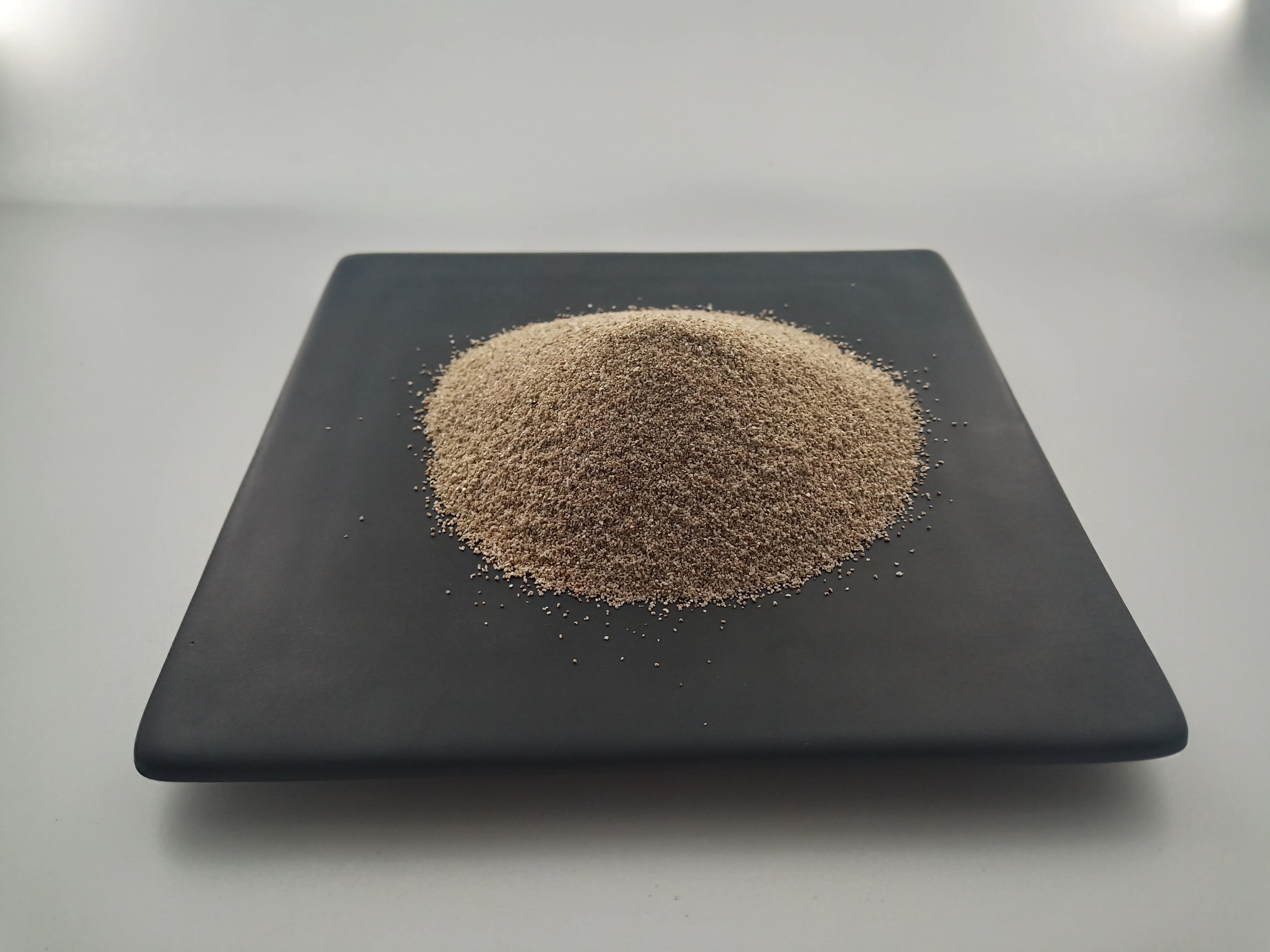 Оптовая продажа, утонченный белый вермикулит для высокотемпературной изоляции и огнеупорной изоляции, сетка 40-60