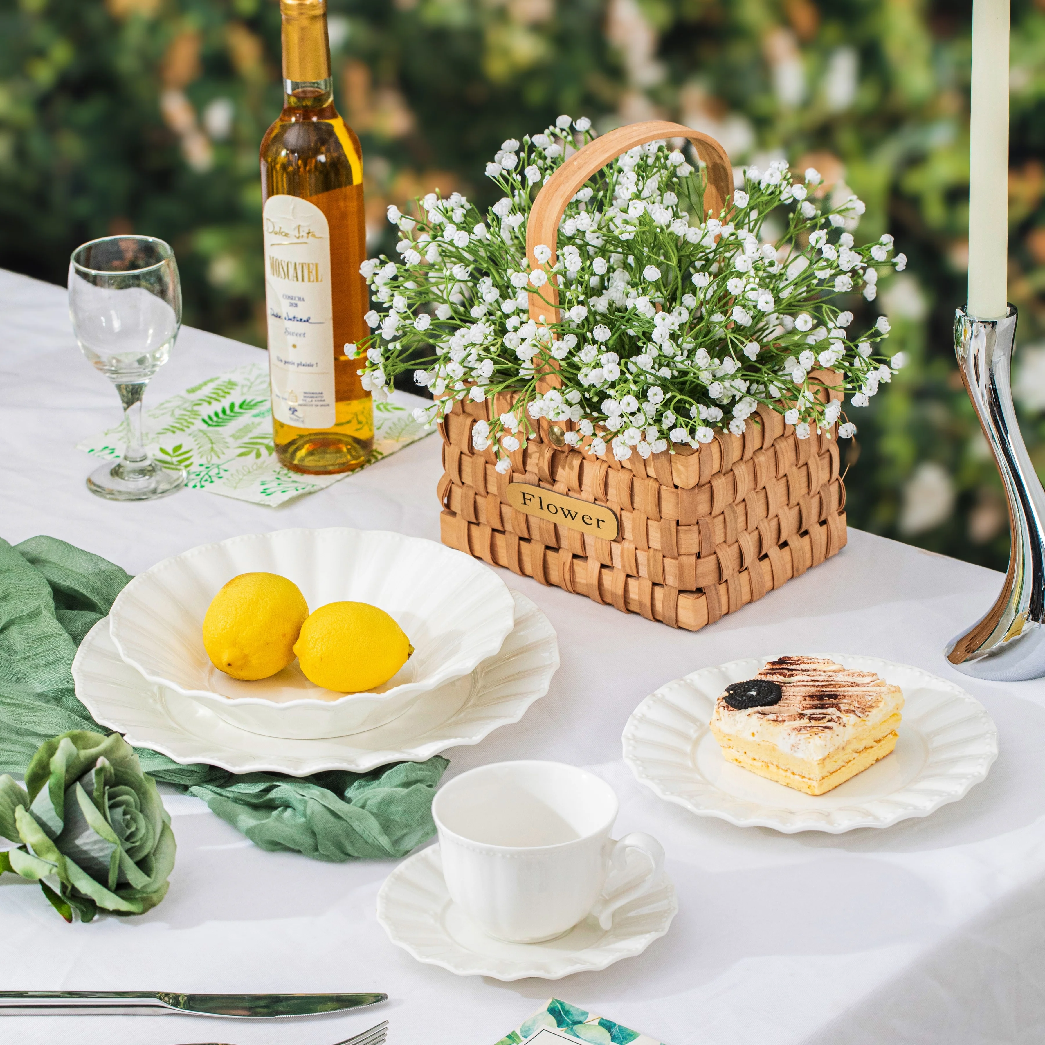 Popular Embossed Luxury Porcelain White Dinner Plates Scalloped Edge Weddings Charger Plate for Hotels and Retailers