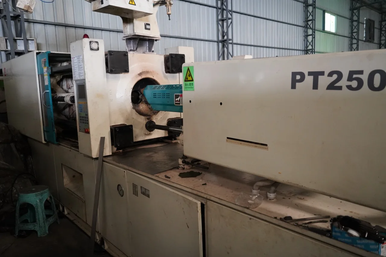 China plastic car bumper injection moulding machine automatic used plastic injection moulding machine