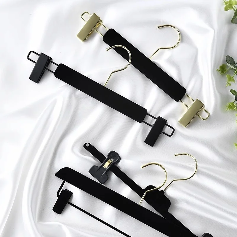 Luxury Black Non Slip Velvet Hanger Wholesale Retail Velvet Clothes Hangers For Bridal Clothing Stores
