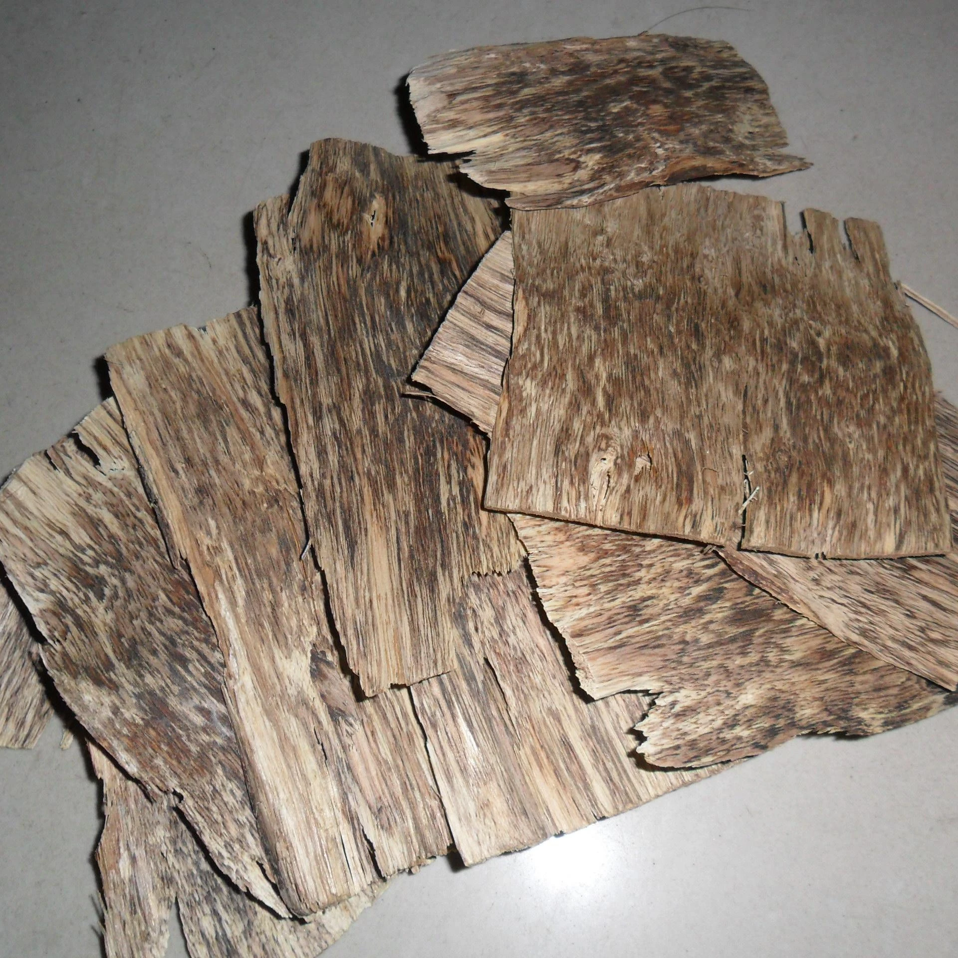 More than 10% of the volatile oil of agarwood scented eye knot fragrance meets the pharmacopoeia standard line aromatherapy raw