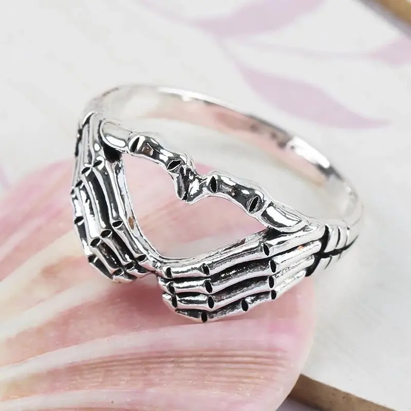 Retro skull hand with heart-shaped ring creative couple stainless steel personality punk hip hop men and women party ringjewelry