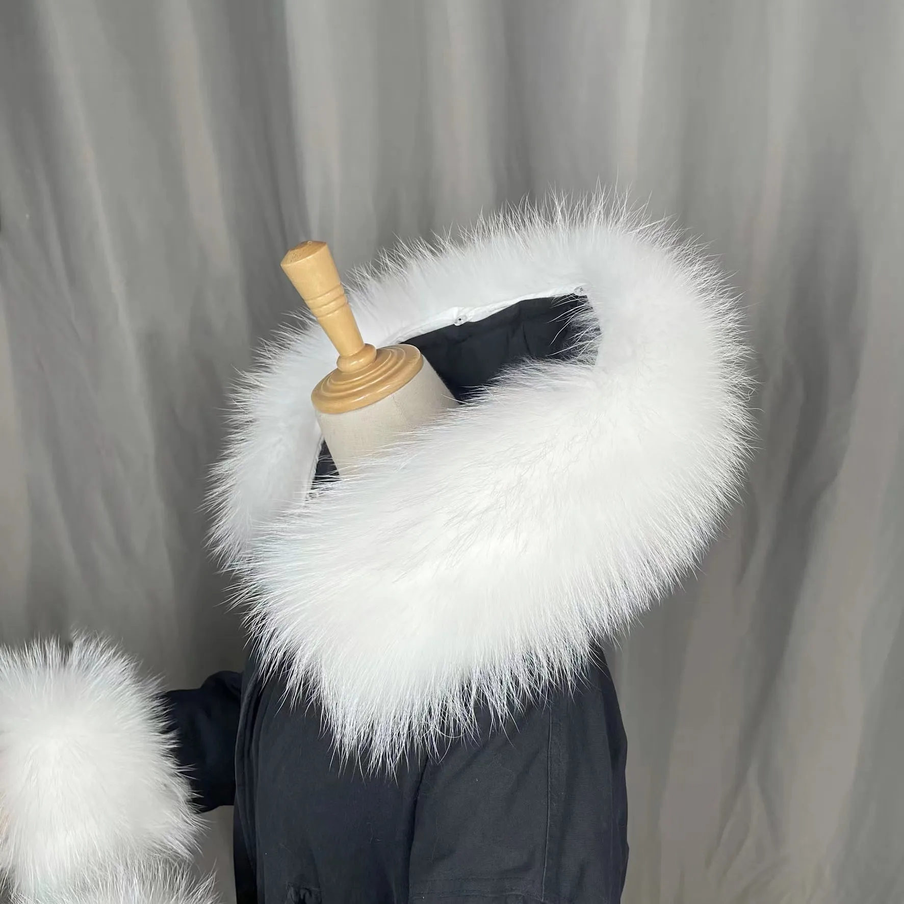 Зимний воротник из меха енота