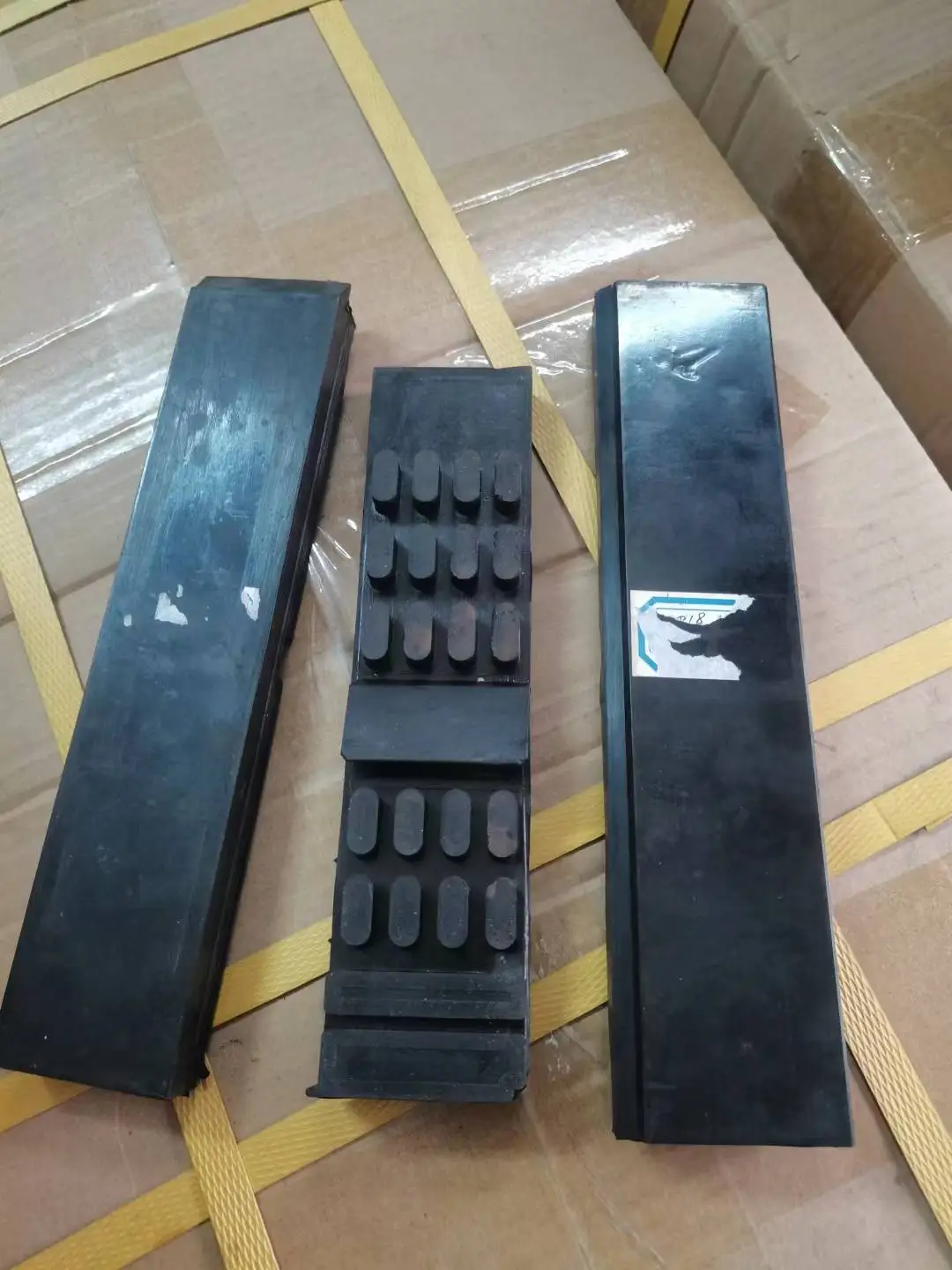 Glass beveling machine rear platen