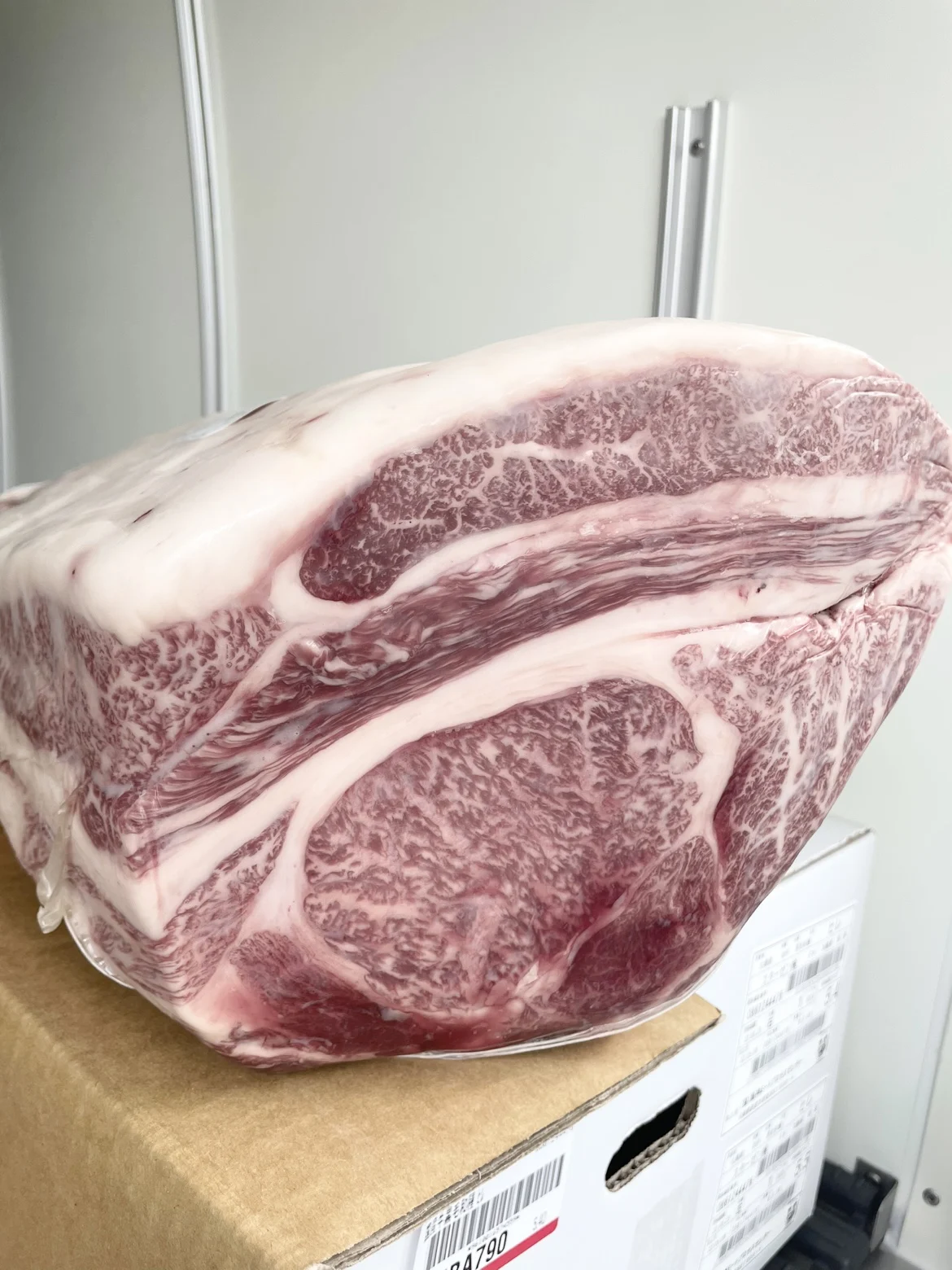 Ярко-красный цвет тонкая текстура мясо wagyu замороженная трава