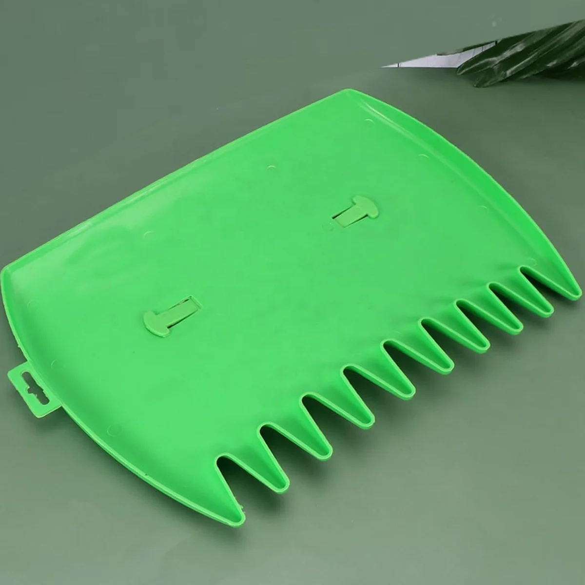 Garden Plastic Green Leaf Grabber Hand Rakes Handheld Grass Leaves Manual Leaf Collector