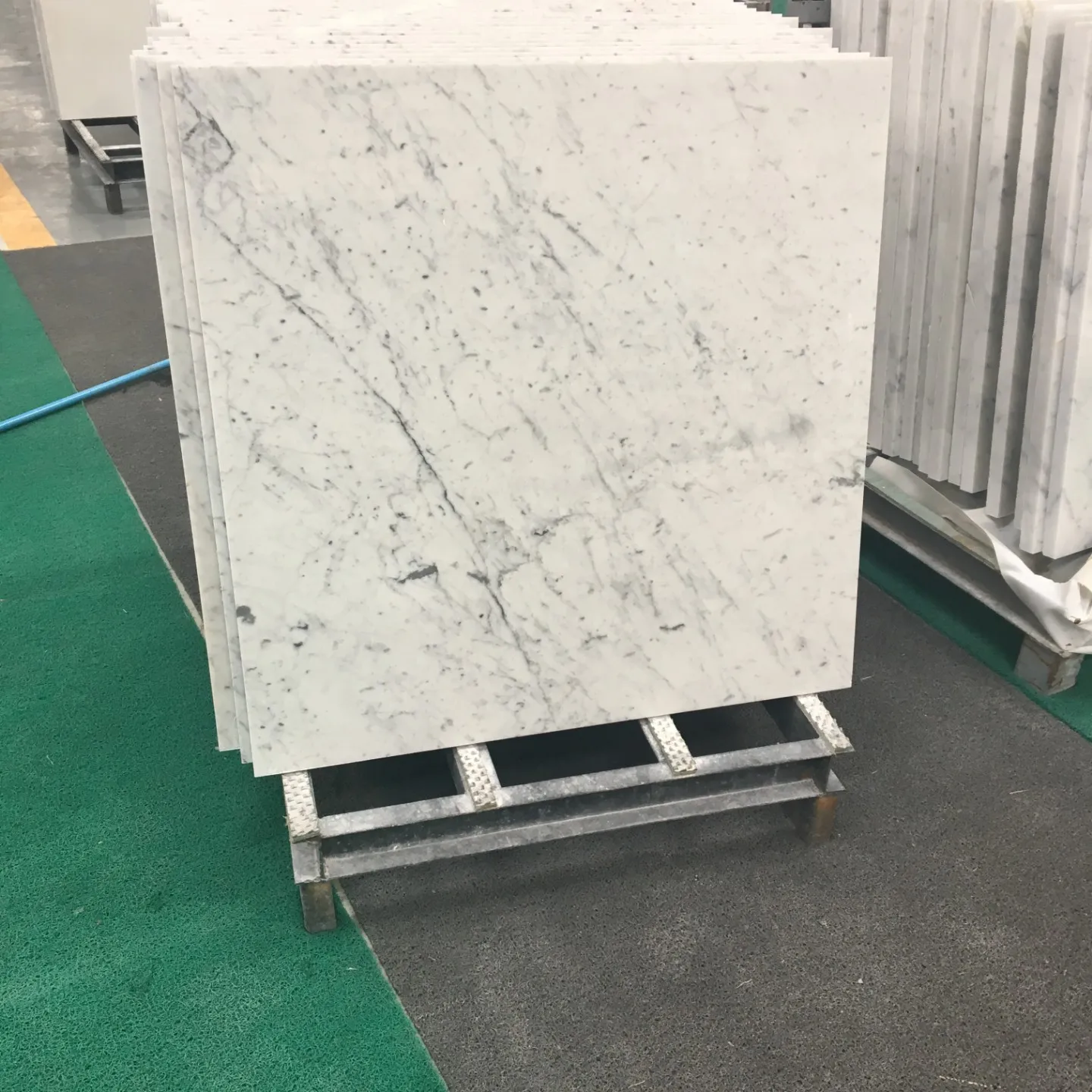 2021 hot sale 24x24 italian carrera white marble tiles on sale